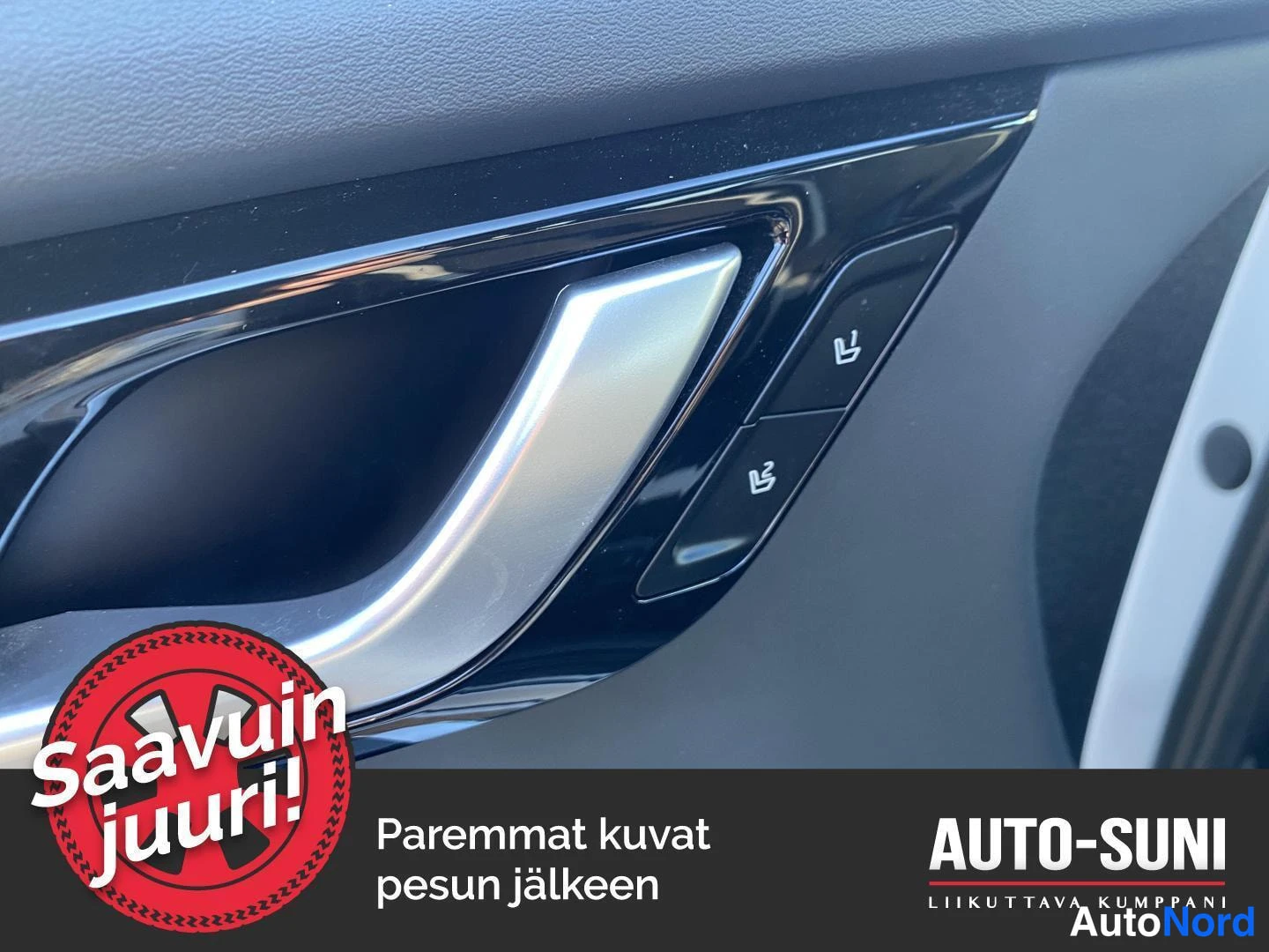 Muu: Ovipaneelin sisäkahva ja ikkunoiden kytkimet lähikuvassa.