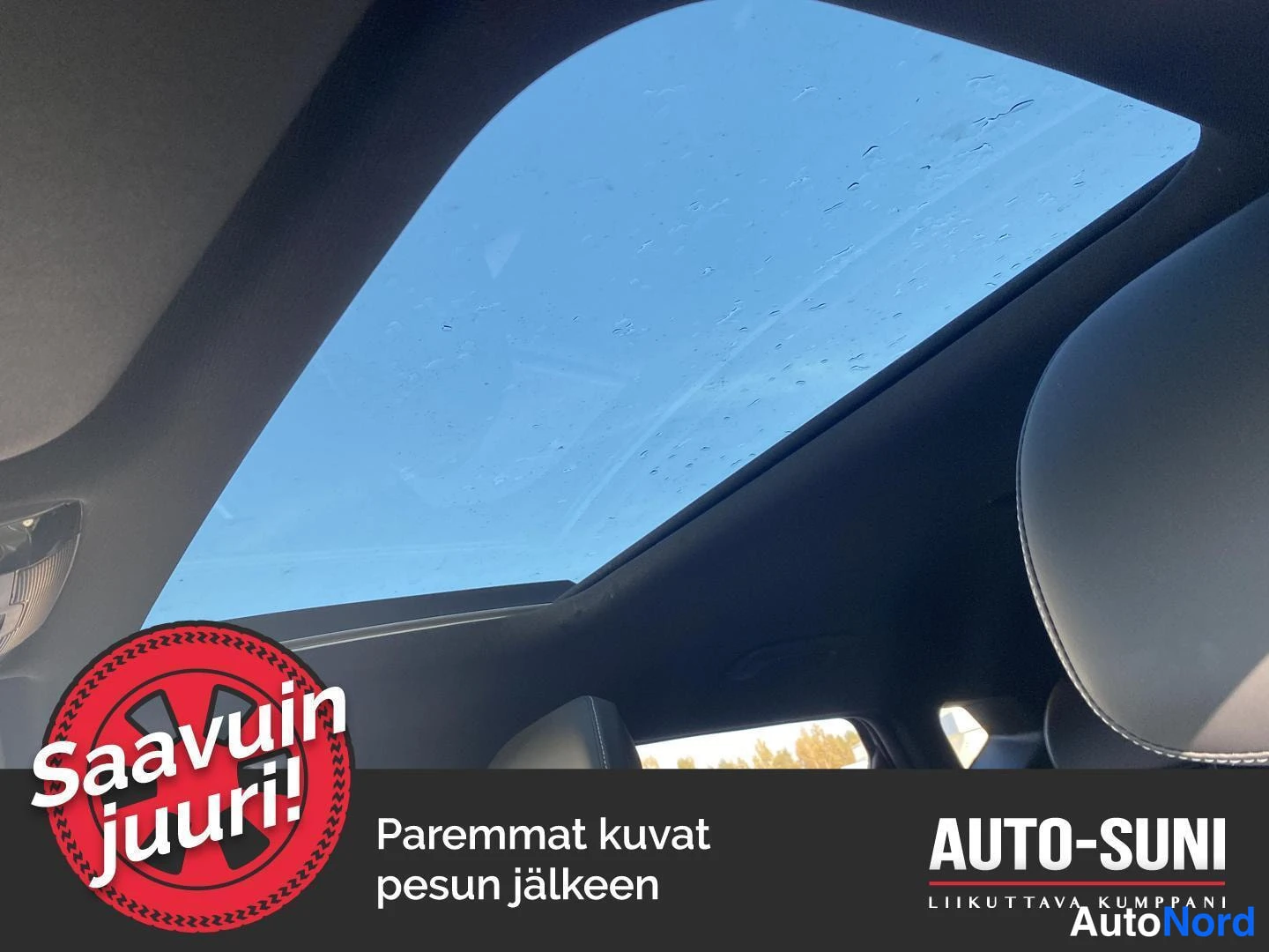 Muu: Panoraamalasikatto auton sisäpuolelta, taivas näkyy lasin läpi.