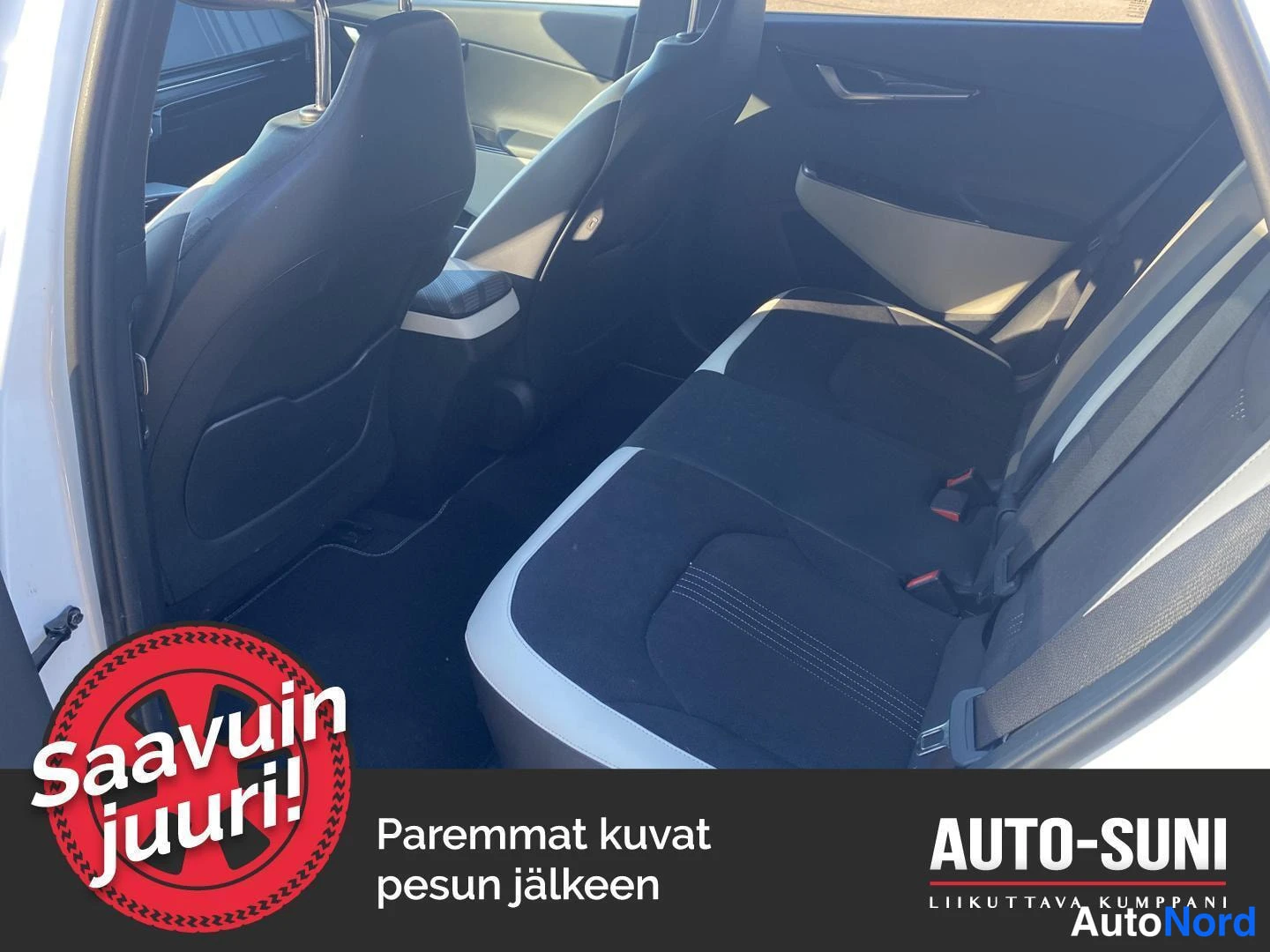 Muu: Takaistuin ja matkustamo avoimesti ovesta kuvattuna.
