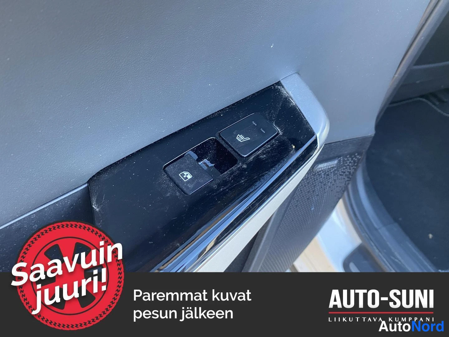 Yksityiskohta: Lähikuva ovipaneelin kiiltävästä kytkinpöydästä, jossa ovat ikkunannostinkytkimet ja lämmitettävän istuimen painike.