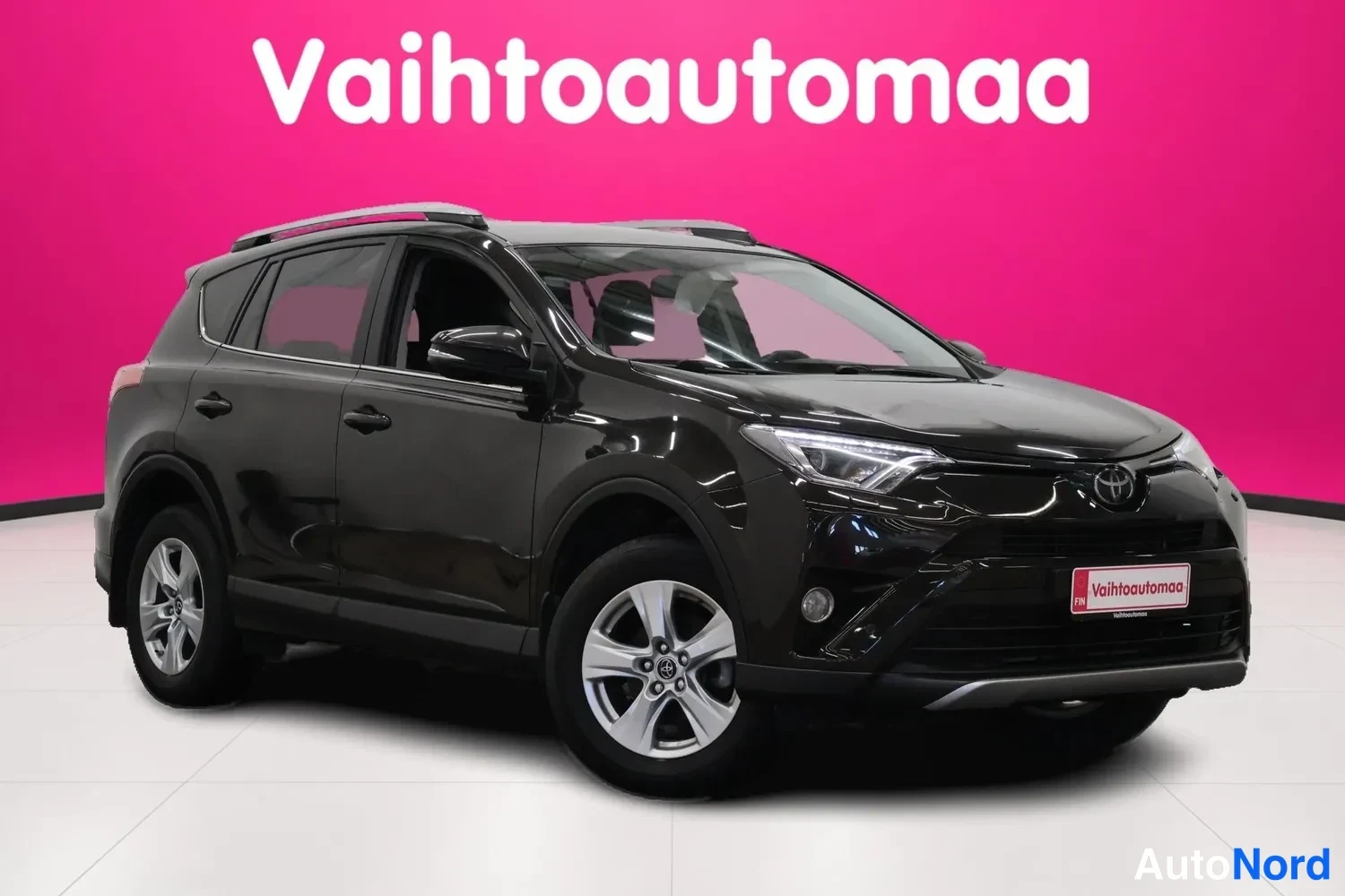 Etuviisto, nokka oikealle: Musta Toyota SUV etu kolmionäkymä oikealta