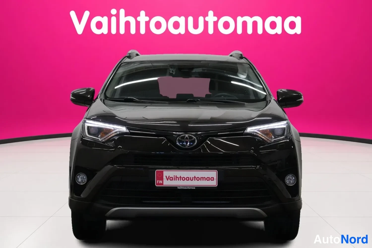 Edestä: Musta Toyota SUV suoraan etualalta