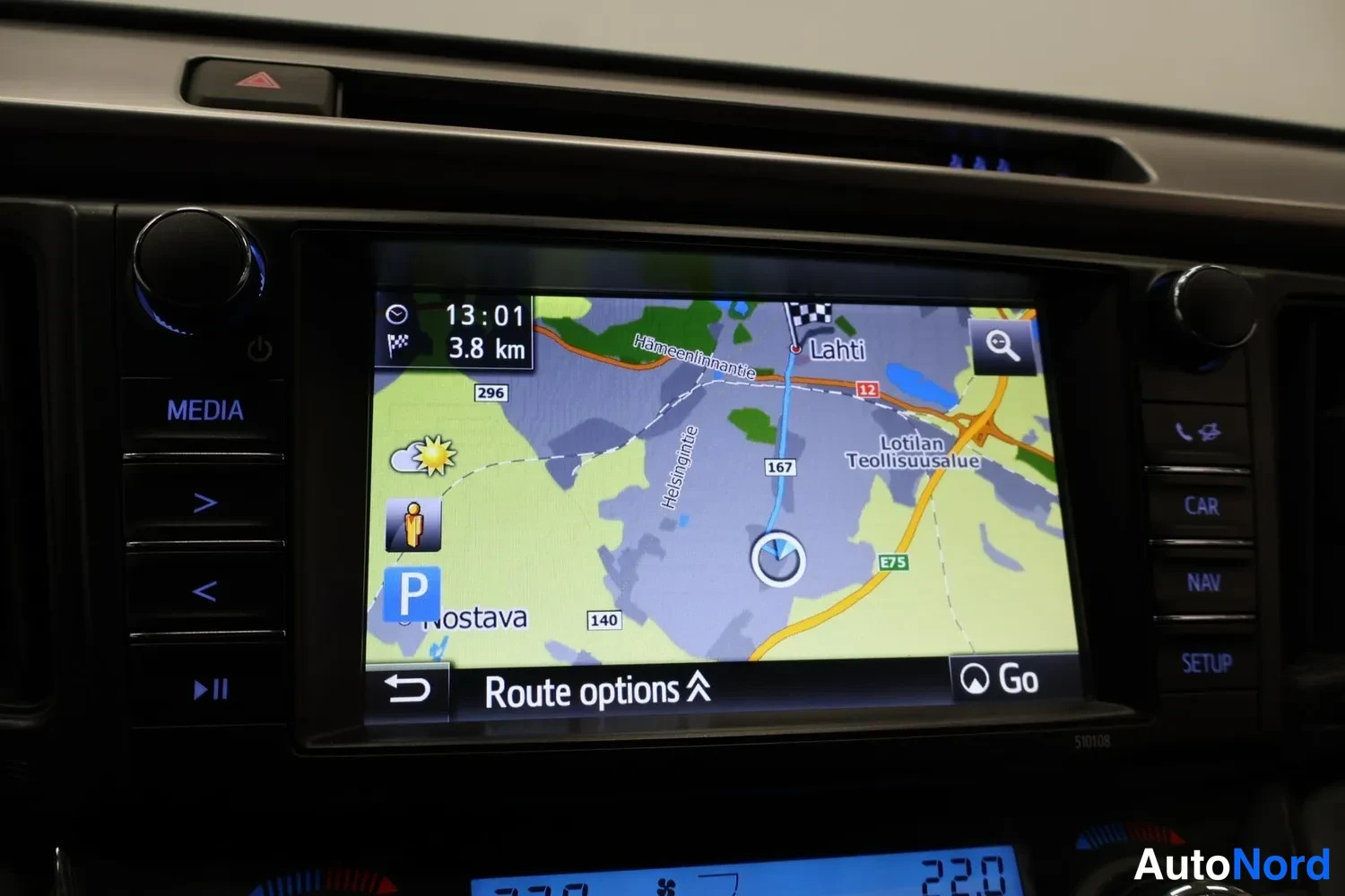 Yksityiskohta: Yläkeskusruudun kuva, jossa on avoinna kartta. Ruudulla näkyy sijainti Lahteen suuntautuvalla reitillä (3,8 km etäisyydellä). Näytöllä on ajoaika 13:01 ja 'Rout