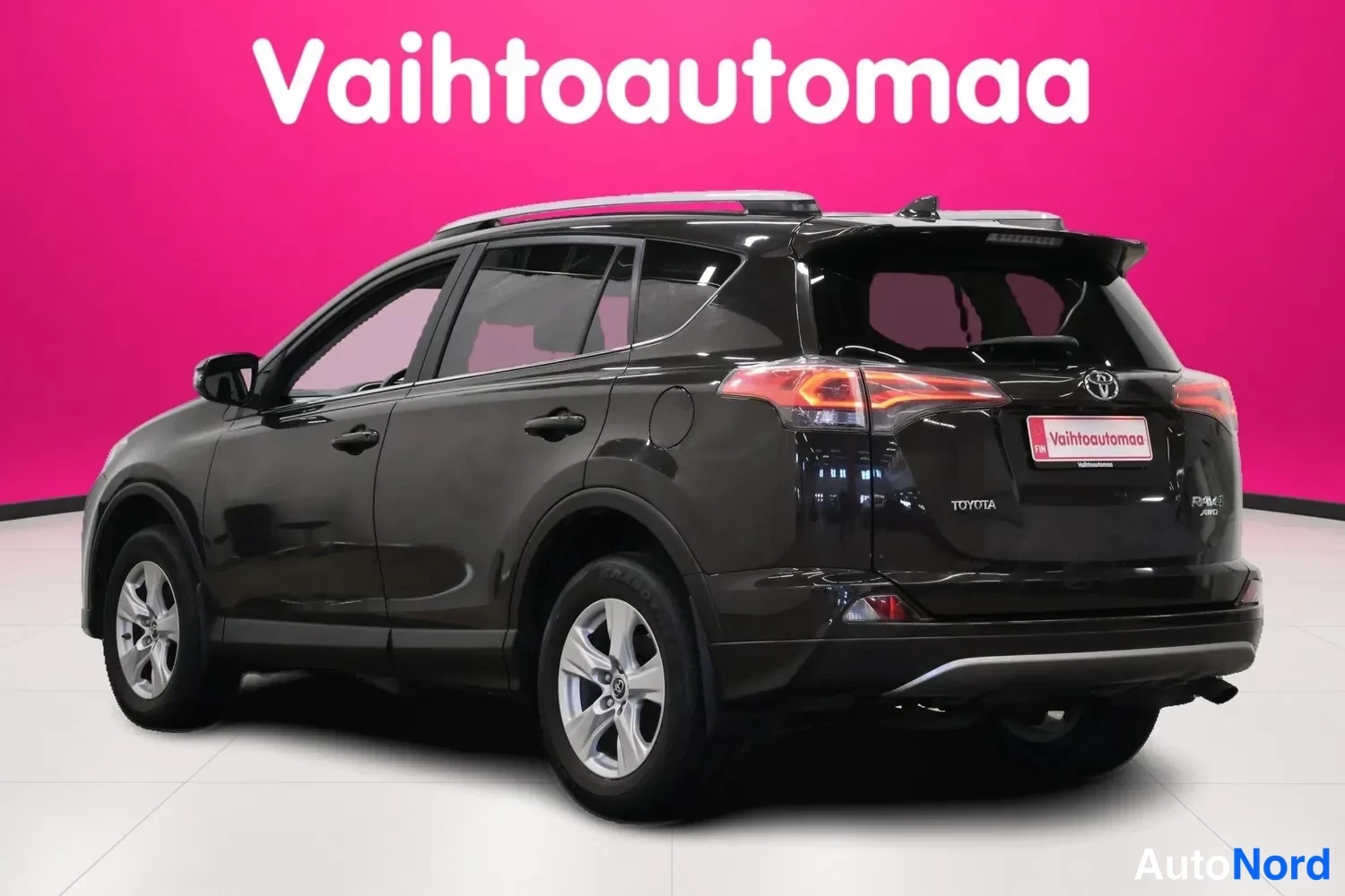 Takaviisto: Musta Toyota SUV taka kolmionäkymä oikealle