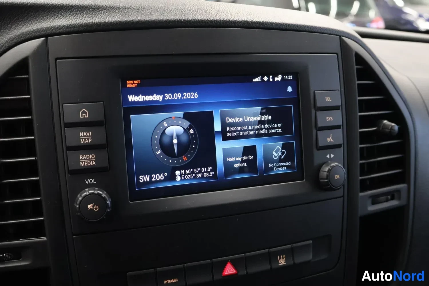 Muu: Infotainment-näyttö kompassinäkymässä: kurssi SW 206°, koordinaatit N 60° 57' 01.0'' / E 025° 39' 08.2'', 'Device Unavailable' -ilmoitus, päivämäärä Wednesday 3