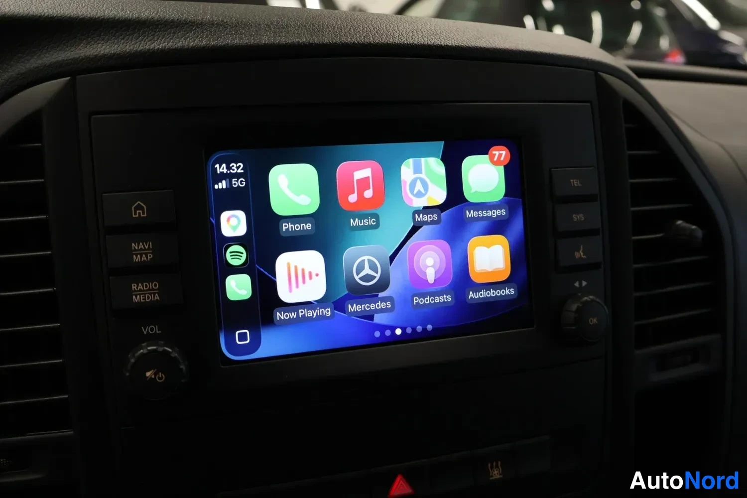 Muu: Kosketusnäyttö Apple CarPlay -näkymässä, sovelluskuvakkeina Phone, Music, Maps, Messages, Now Playing, Mercedes, Podcasts ja Audiobooks; statuspalkissa kello 14