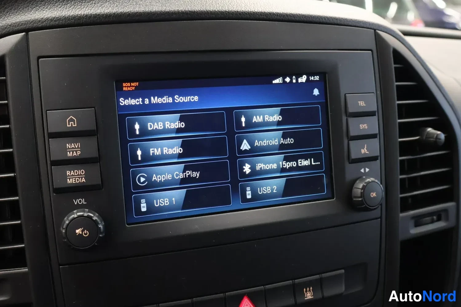 Muu: Kojelaudan infotainment-näyttö valikossa ”Select a Media Source” vaihtoehdoilla DAB Radio, FM Radio, AM Radio, Apple CarPlay, Android Auto, USB 1 ja USB 2; ympä