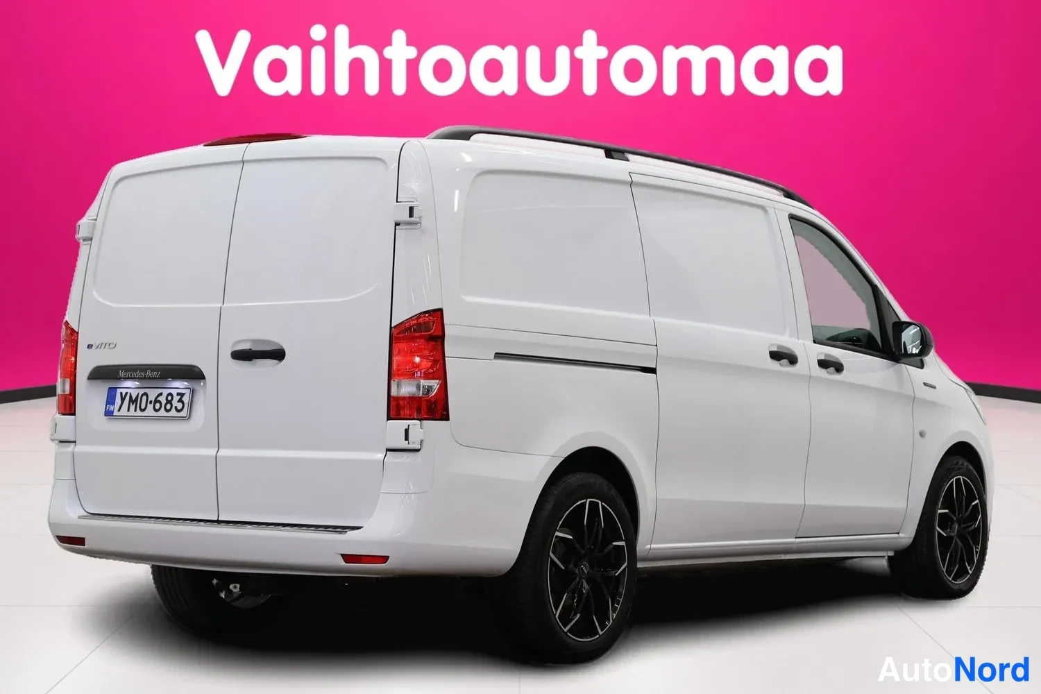 Takaviisto: Valkoisen pakettiauton takaosa ja oikea sivu kolmasosakulmasta; kaksilehtiset takaovet, rekisterikilpi YM0-683 ja kattokiskot.