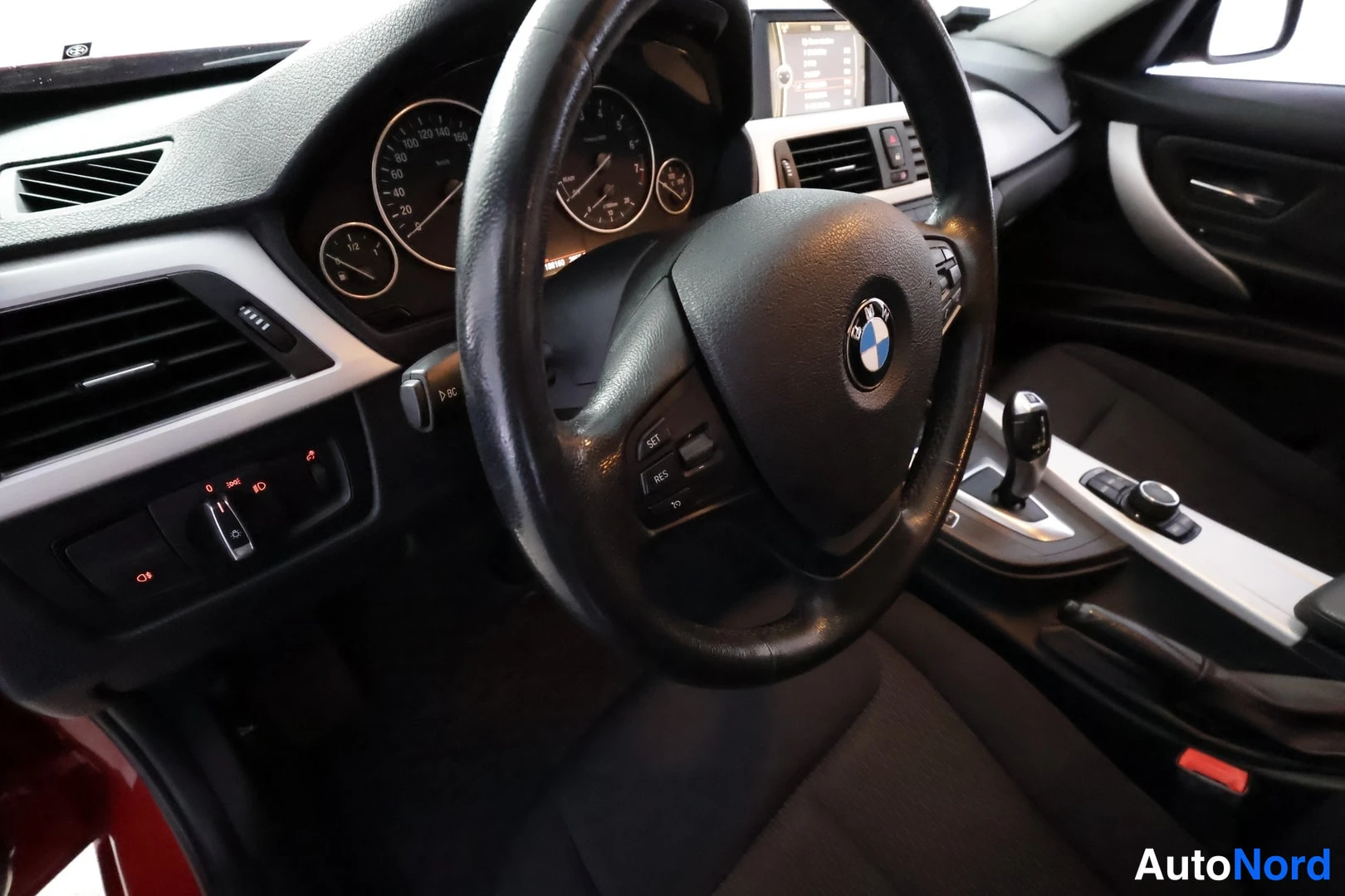 Yksityiskohta: BMW-ohjauspyörä, kojetaulu ja automaattivaihteiston valitsin kuljettajan puolelta kuvattuna.