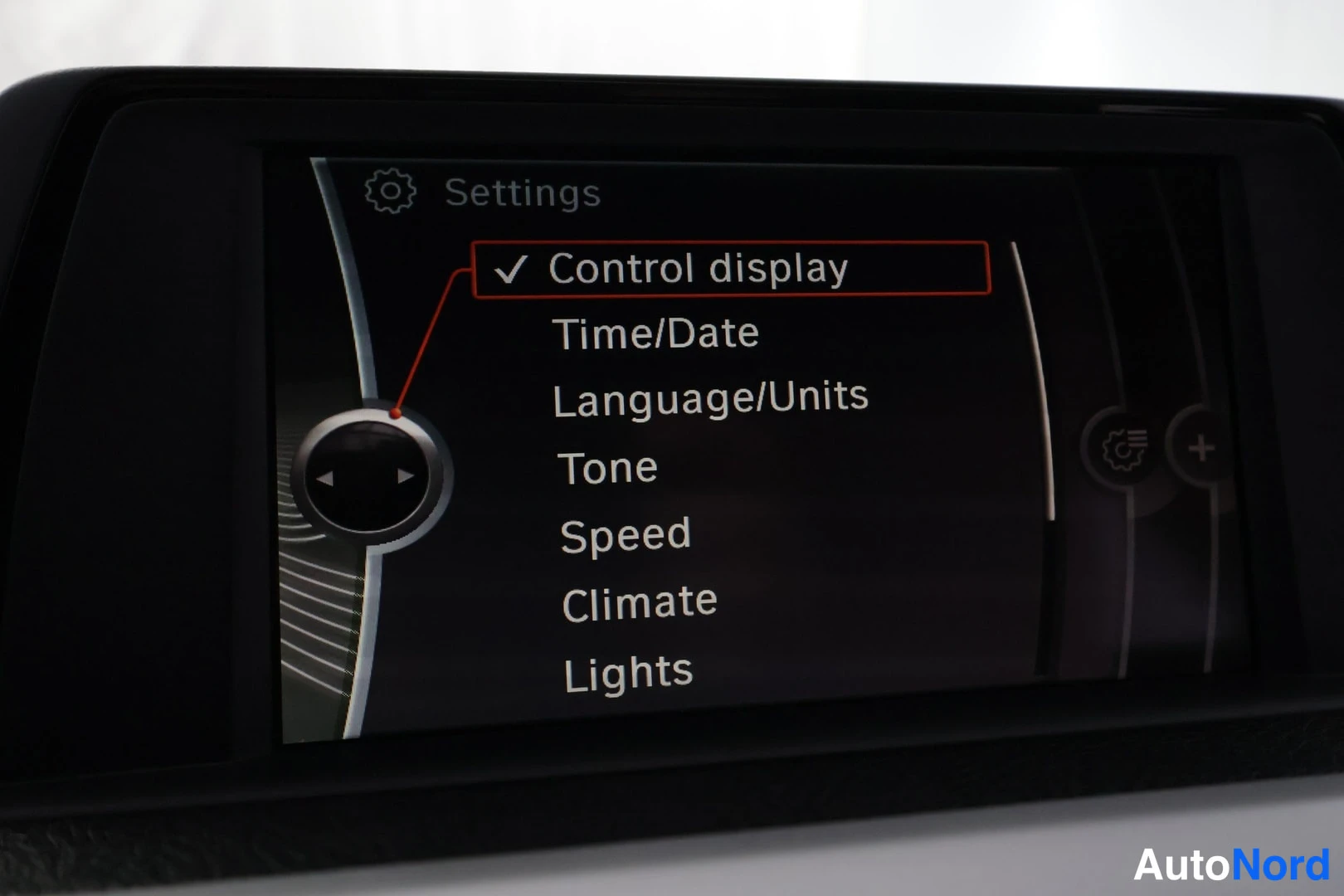 Muu: Auton informaatioviritysjärjestelmän näyttö, jossa on auki Settings-valikko ja valittuna Control display.