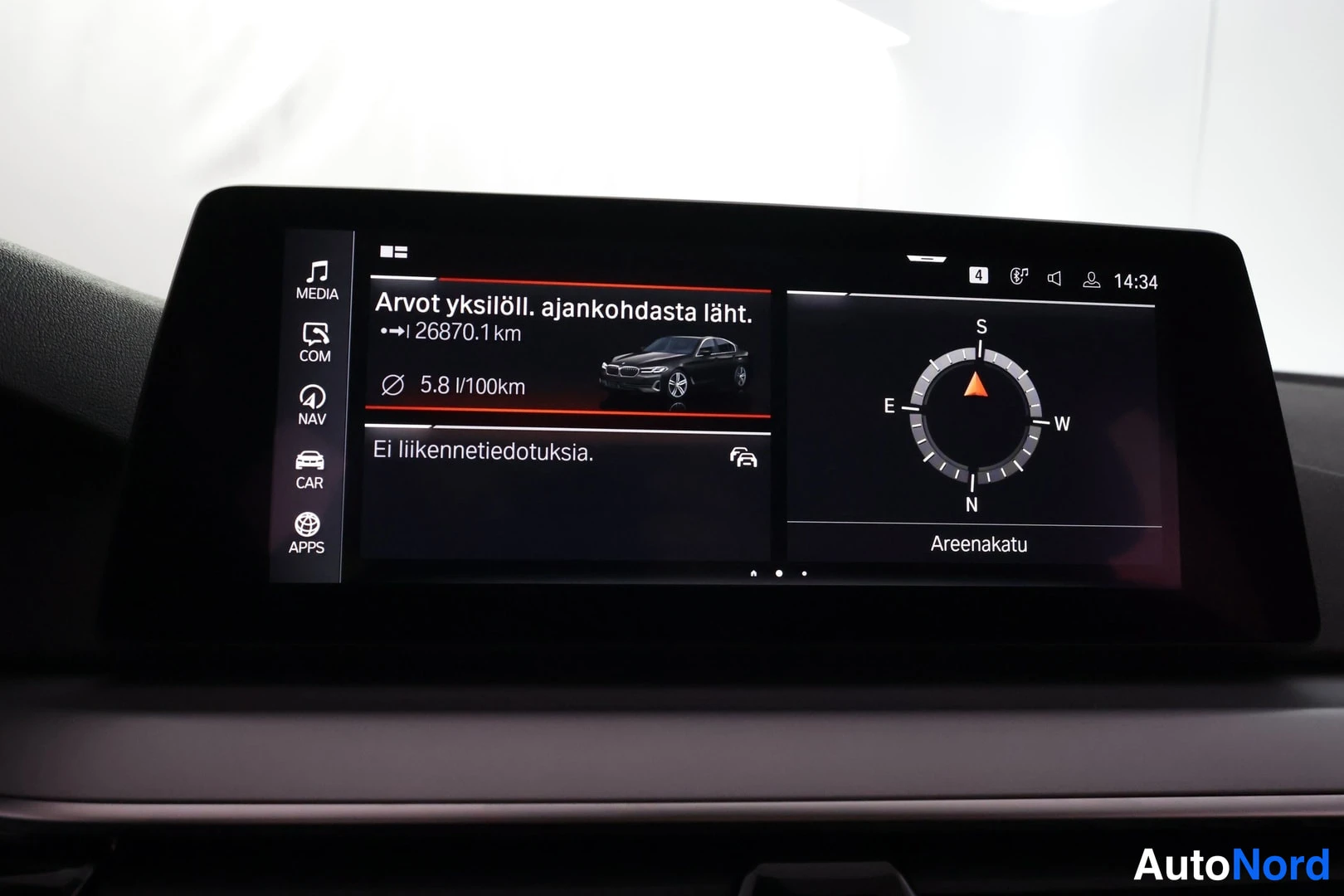 Yksityiskohta: Ajonäytön infotainment-näyttö, jolla näkyy ajoneuvon tiedot (26870.1 km, 5.8 l/100km) ja kompassi.