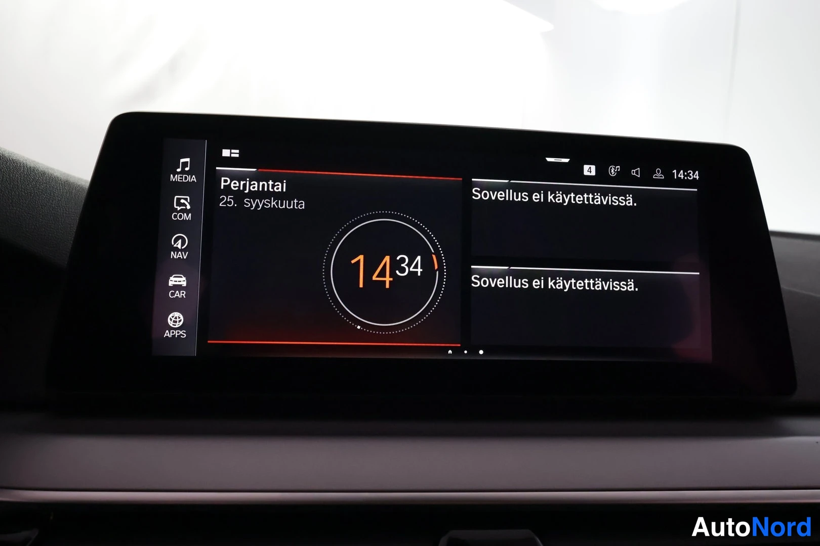 Yksityiskohta: Ajonäytön infotainment-näyttö, jolla näkyy kello 14:34, päivämäärä Perjantai 25. syyskuuta ja teksti 'Sovellus ei käytettävissä'.