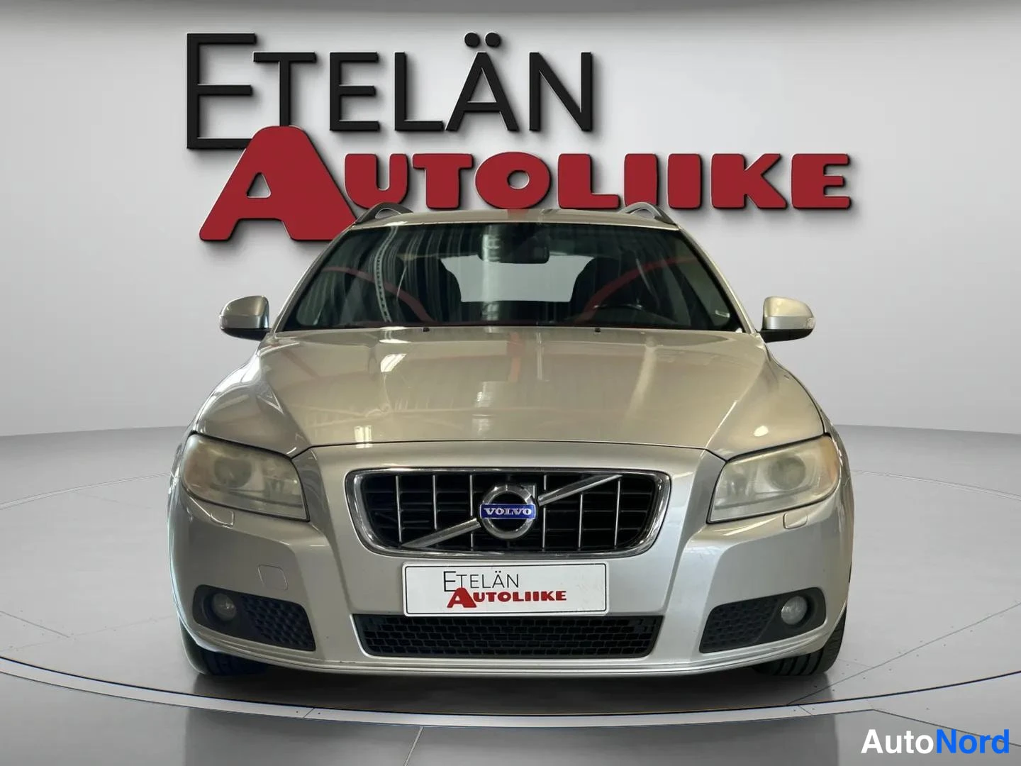 Harmaa Volvo V70 2009, edestä, kuva 7