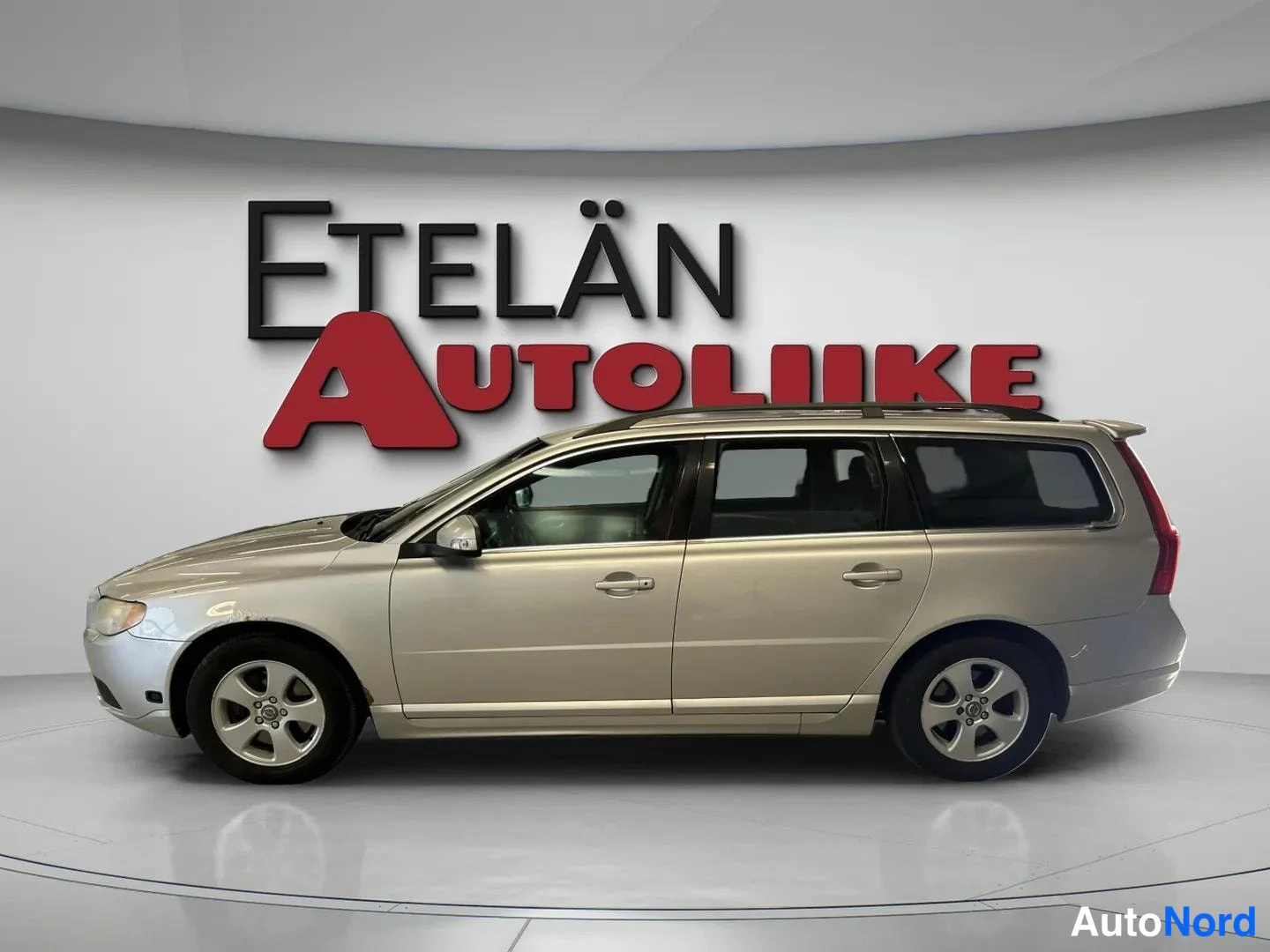 Harmaa Volvo V70 2009, sivulta, kuva 9