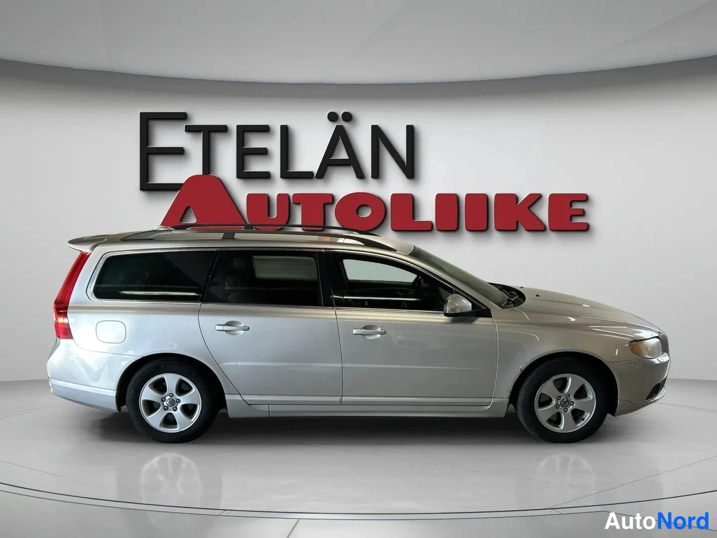 Harmaa Volvo V70 2009, sivulta, kuva 8