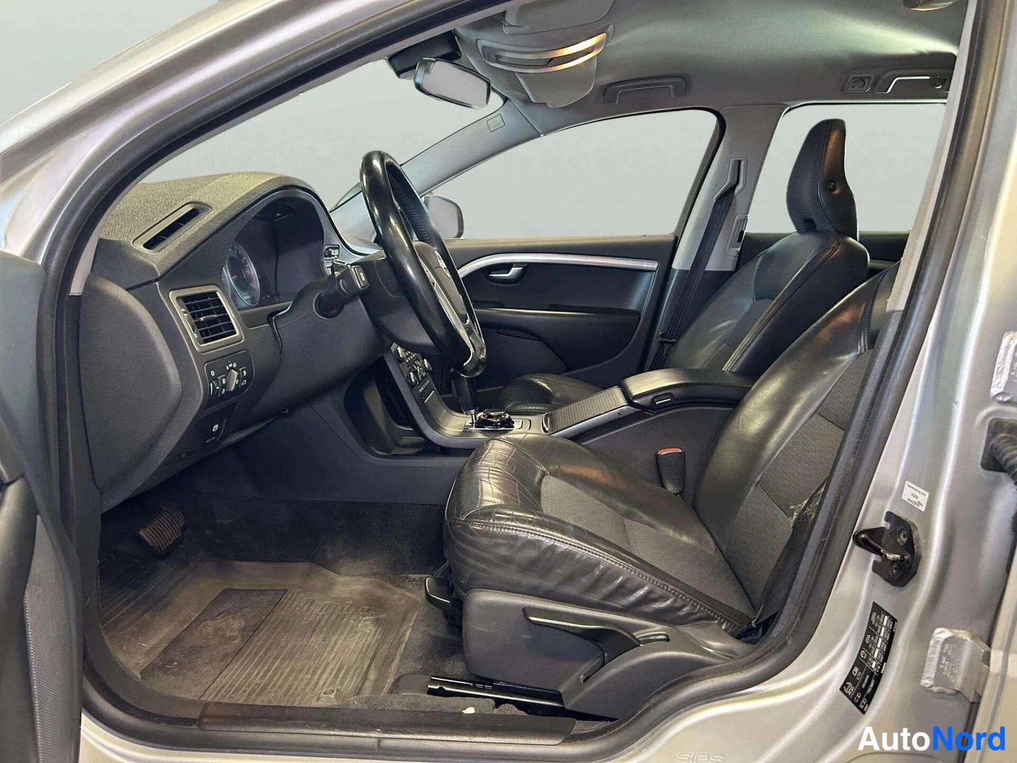 Harmaa Volvo V70 2009, etuviisto, keula vasemmalle, kuva 2