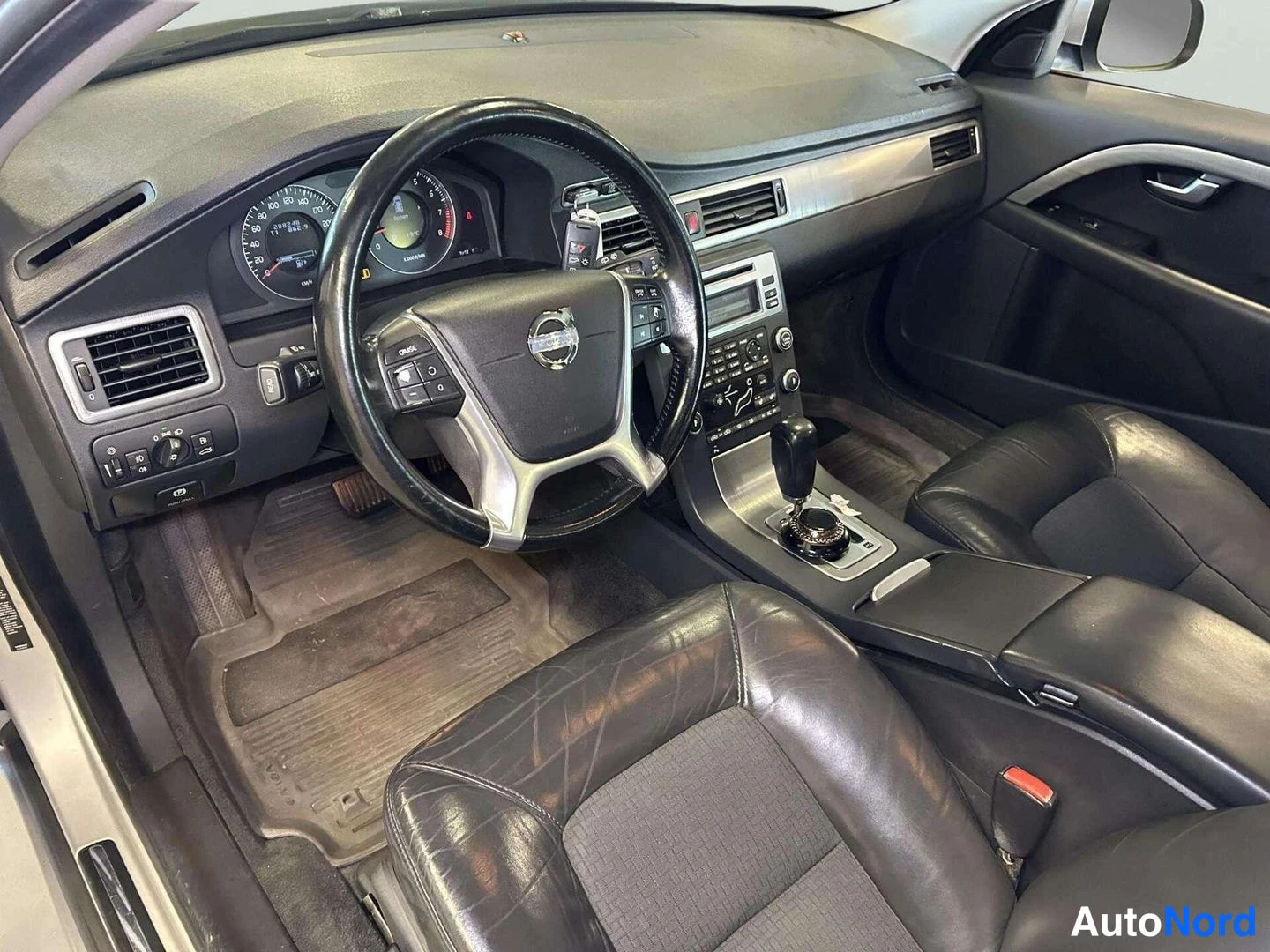 Harmaa Volvo V70 2009, etuviisto, keula vasemmalle, kuva 3