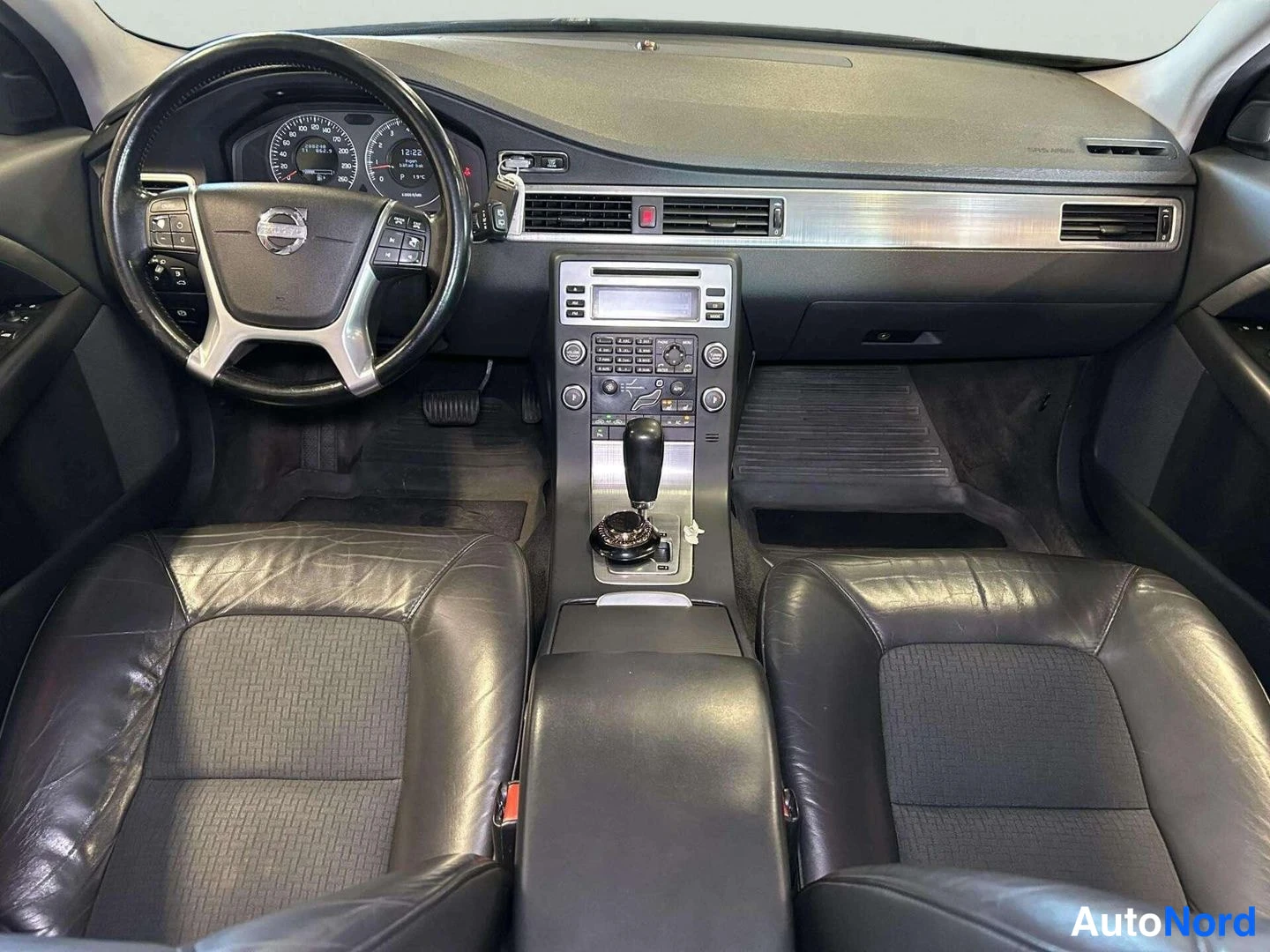 Harmaa Volvo V70 2009, etuviisto, keula vasemmalle, kuva 4