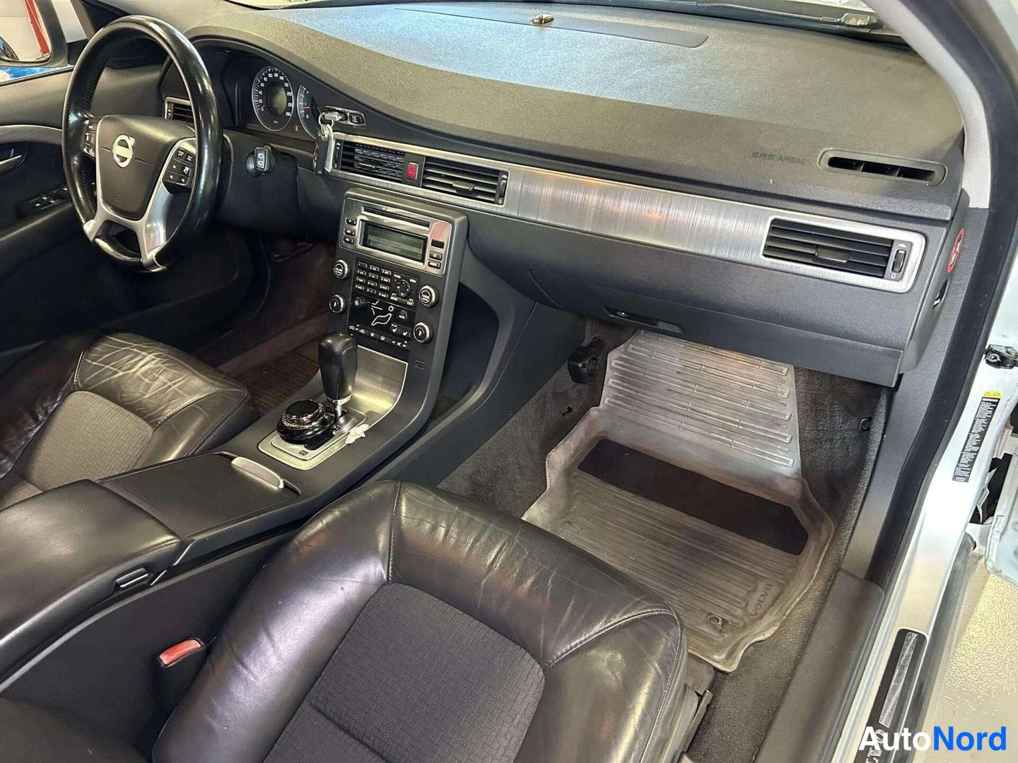 Harmaa Volvo V70 2009, etuviisto, keula vasemmalle, kuva 5