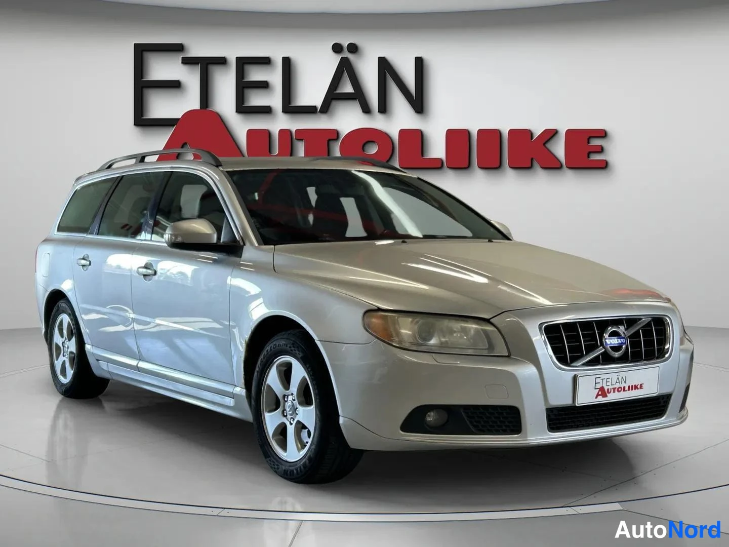 Harmaa Volvo V70 2009, etuviisto, keula oikealle, kuva 6