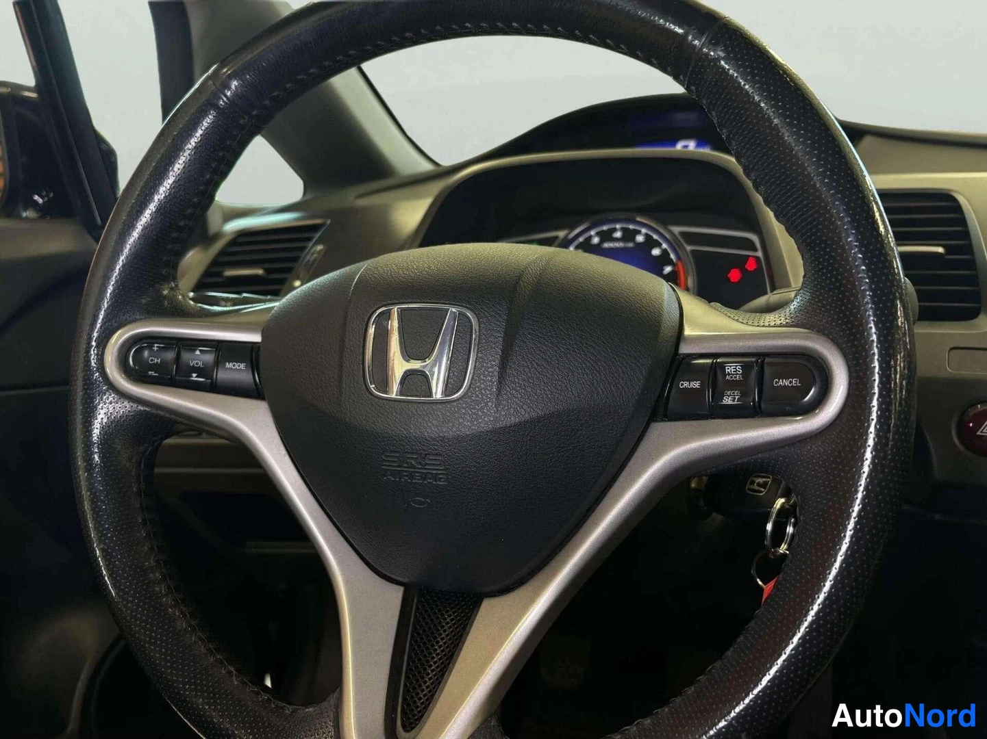 Yksityiskohta: Honda-ohjauspyörä lähikuvassa, vakkopeainikkeet ja vaihteistonvalitsin