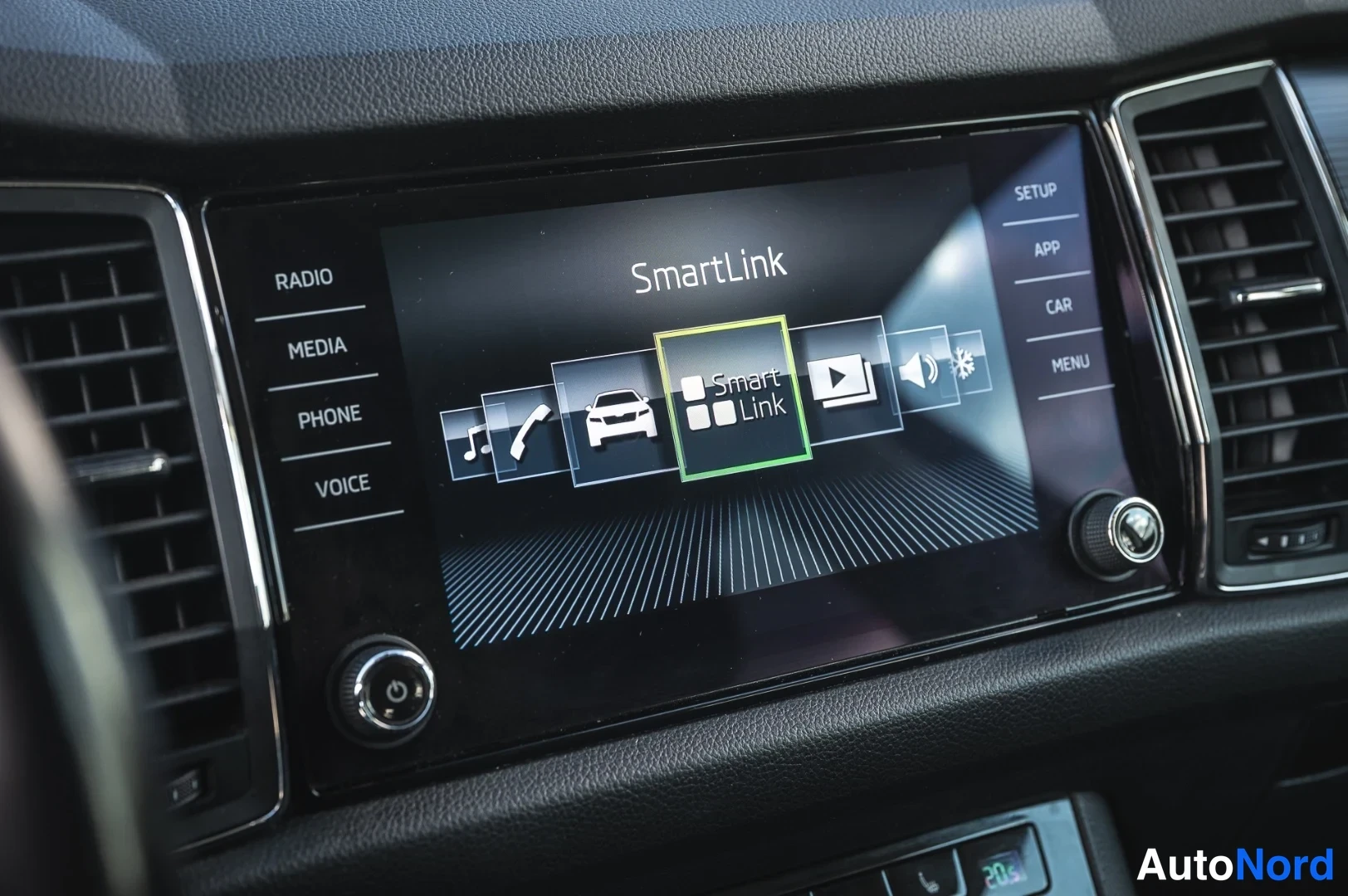Muu: Infotainment-näytön lähikuva, ruudulla SmartLink-valikko ja napit RADIO, MEDIA, PHONE, VOICE.