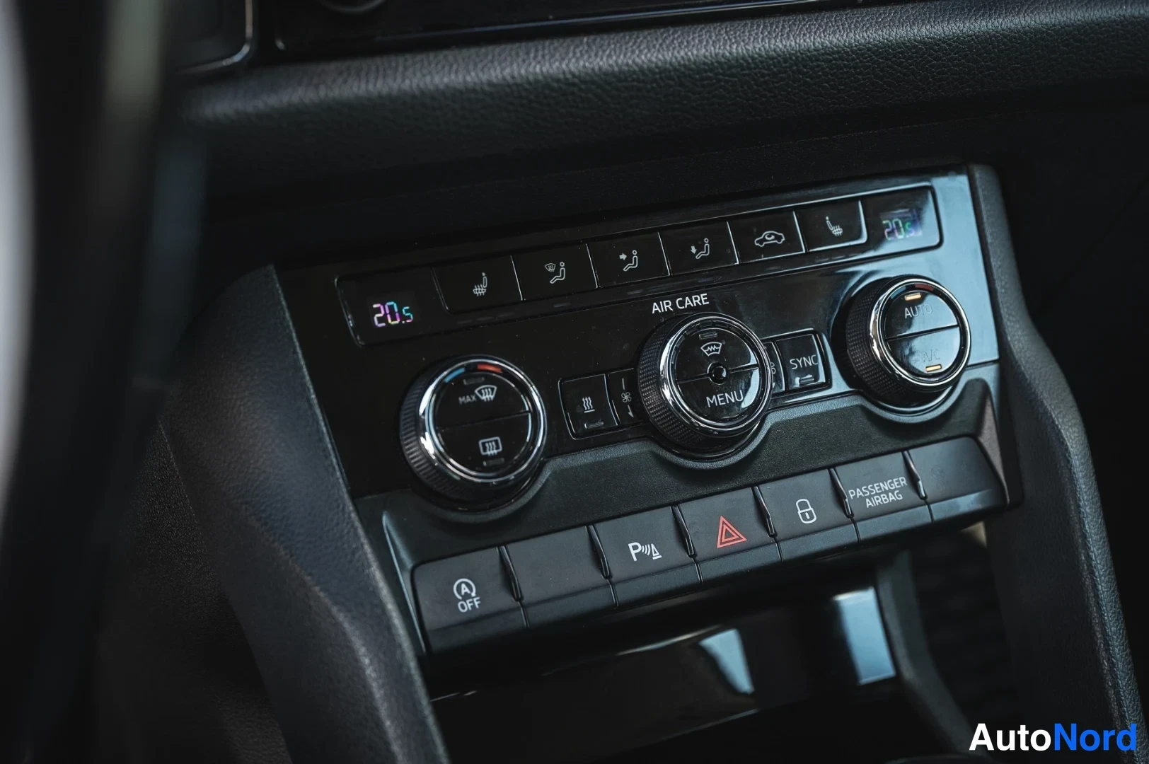 Muu: Kojeiston automaattiset ilmastointilaitteet: kaksi säätönappia, keskellä AIR CARE- ja MENU-napit, näytöt 20,0 °C, SYNC ja PASSINGER AIRBAG -merkinnät.