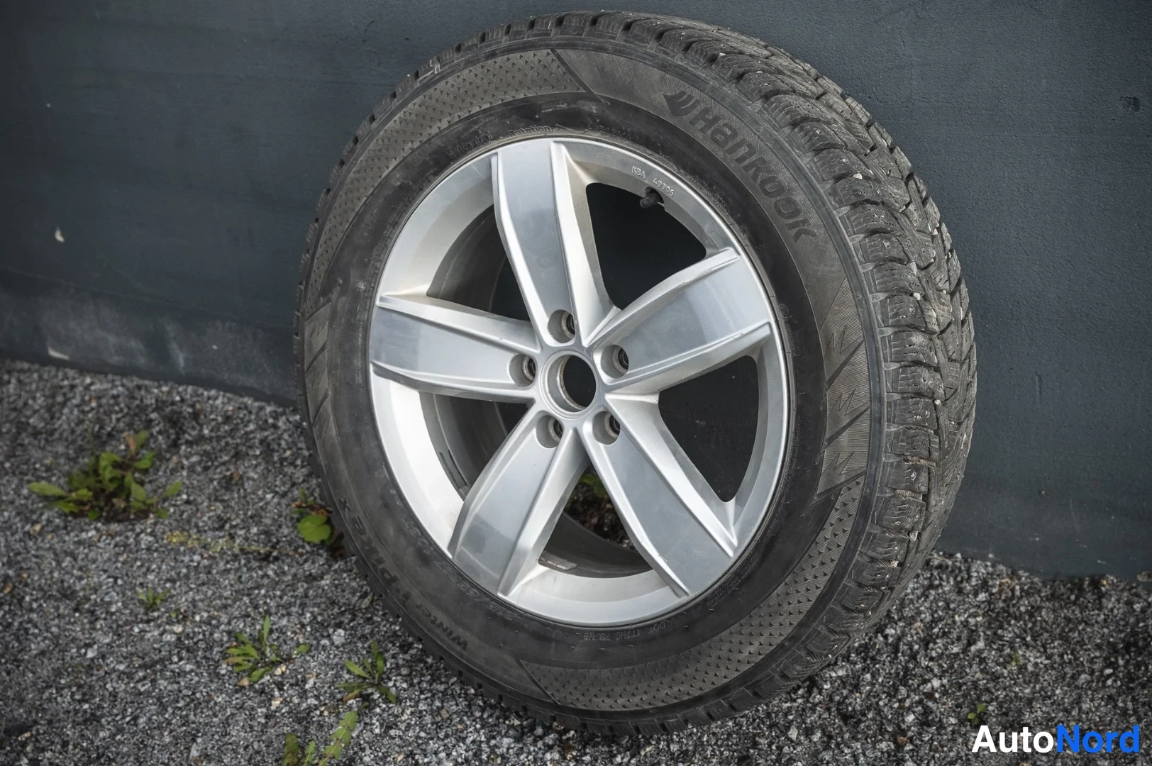 Yksityiskohta: Hankook-talvirengas hopeaviistoon viisipuujanteiseen kevytmetallivanteeseen
