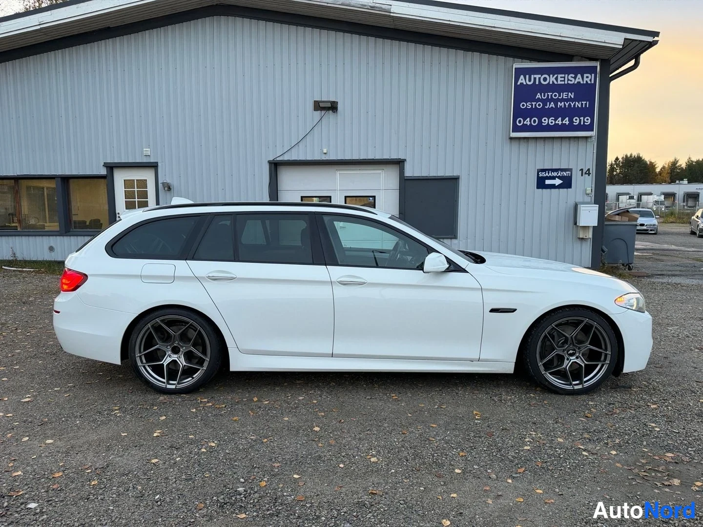 Valkoinen BMW 535d 2012, etuviisto, keula oikealle, kuva 2