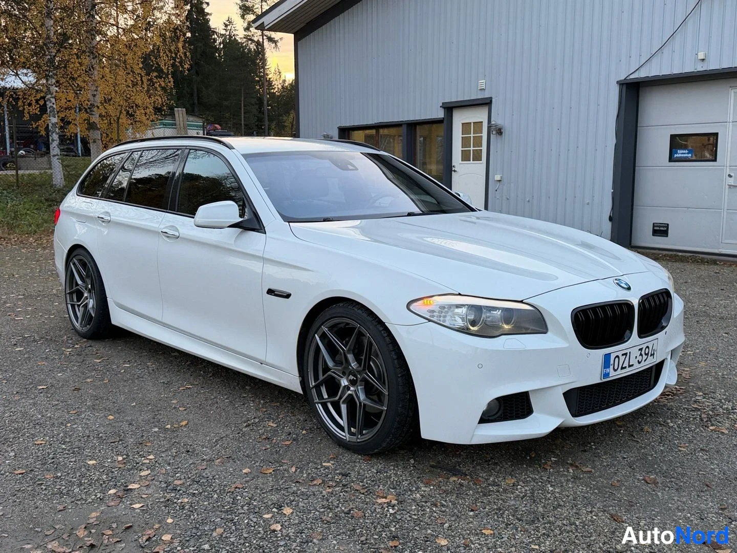Valkoinen BMW 535d 2012, etuviisto, keula oikealle, kuva 3