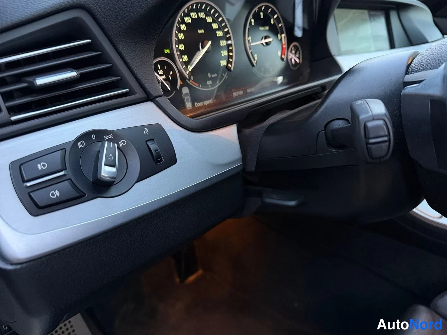 Valkoinen BMW 535d 2012, yksityiskohta, kuva 10