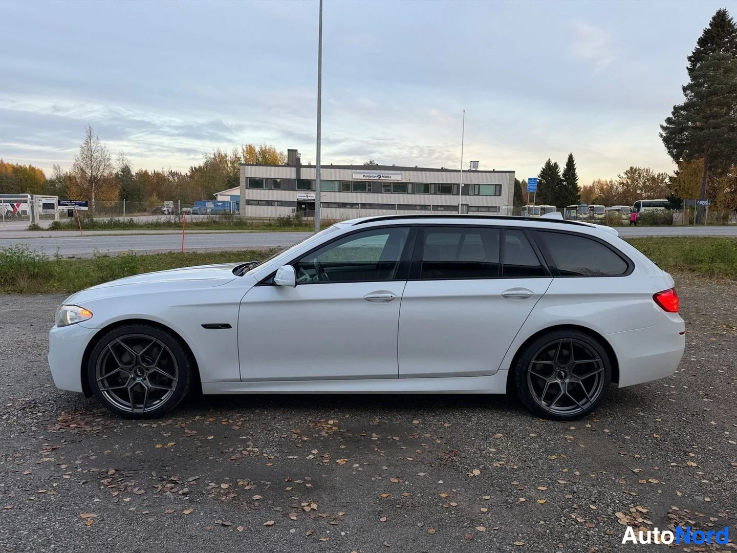 Valkoinen BMW 535d 2012, sivulta, kuva 5