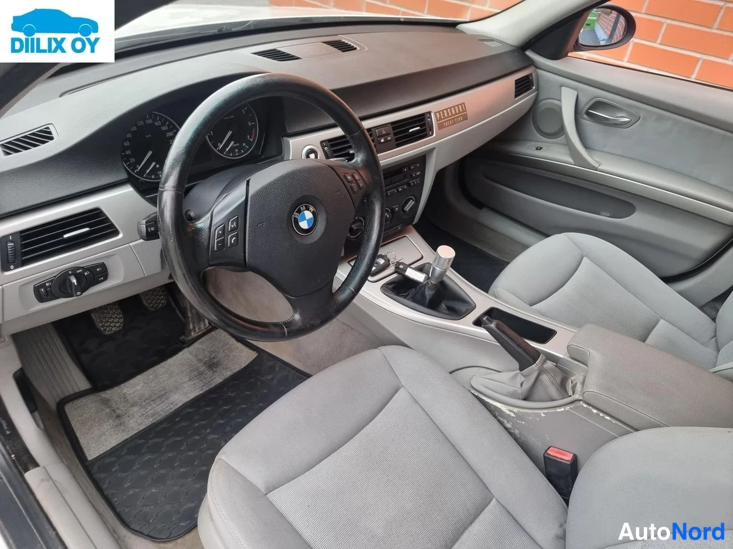 Muu: BMW-ohjauspyörä, manuaalivaihde ja kankaat penkit.
