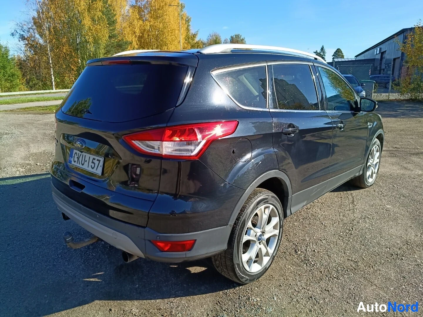 Takaviisto: Ford Kugan takakulmakuva vasemmalta, takavalo, peräluukku ja rekisterikilpi näkyvät, hinauskytkin takapuskurin alla