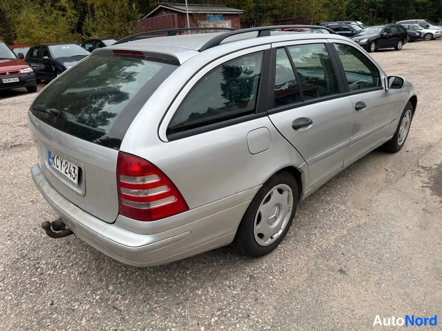 Takaviisto: Mercedes-Benz Farmari takaa-IV-kulmasta, hopeinen.