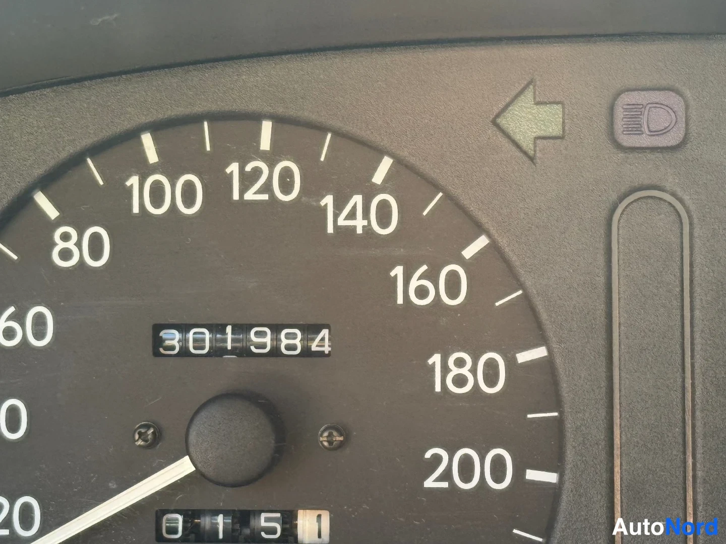 Yksityiskohta: Mittariston lähikuva: nopeusmittari asteikolla 20–200 km/h, mekaaninen matkamittari lukee 301984 ja kierrosmittari 0151.