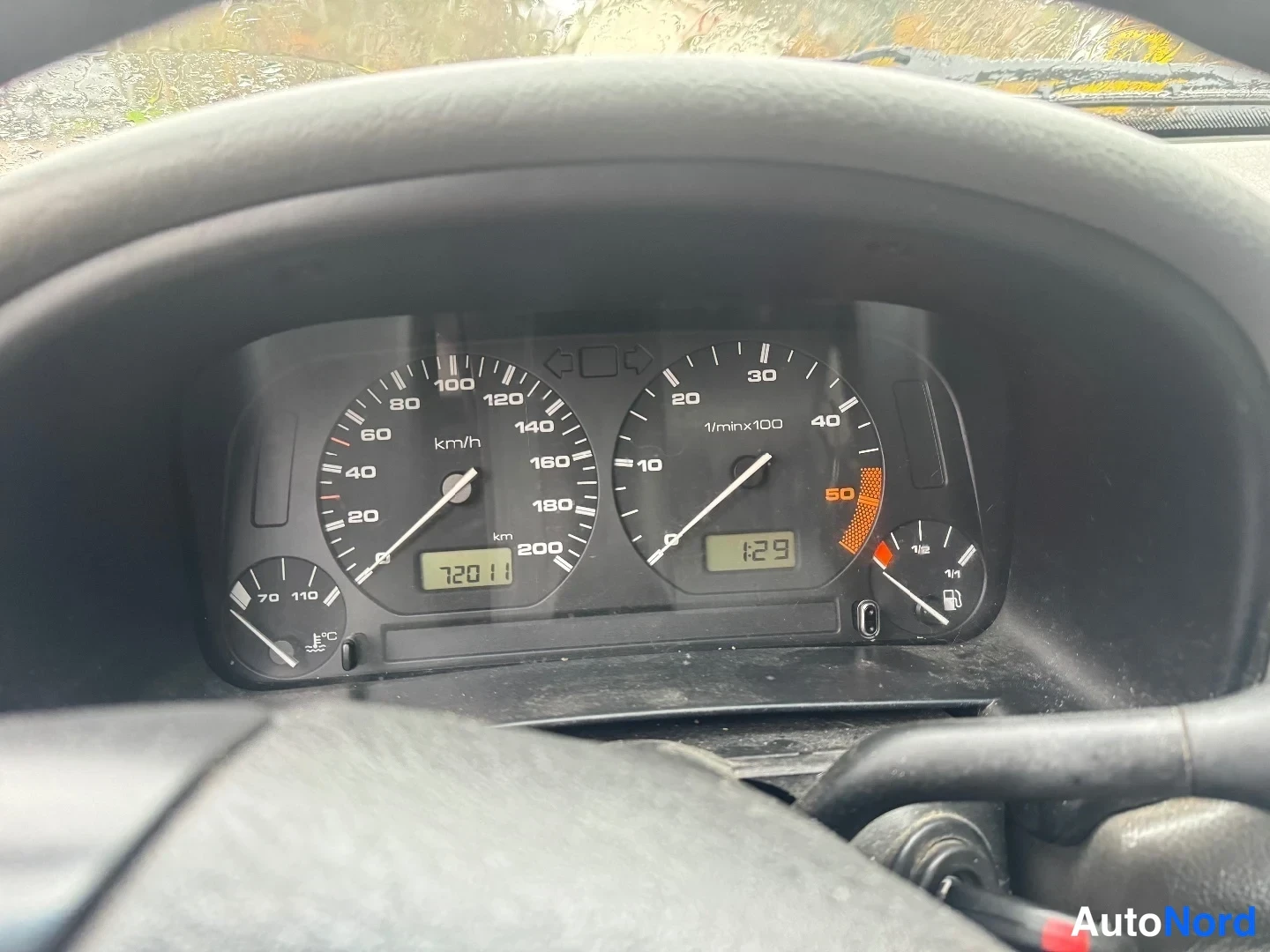Muu: Mittaristo, jossa nopeusmittari, kierroslukumittari, polttoainemittari ja lämpömittari; matkamittarissa 72011 km, LCD-näytössä F29.