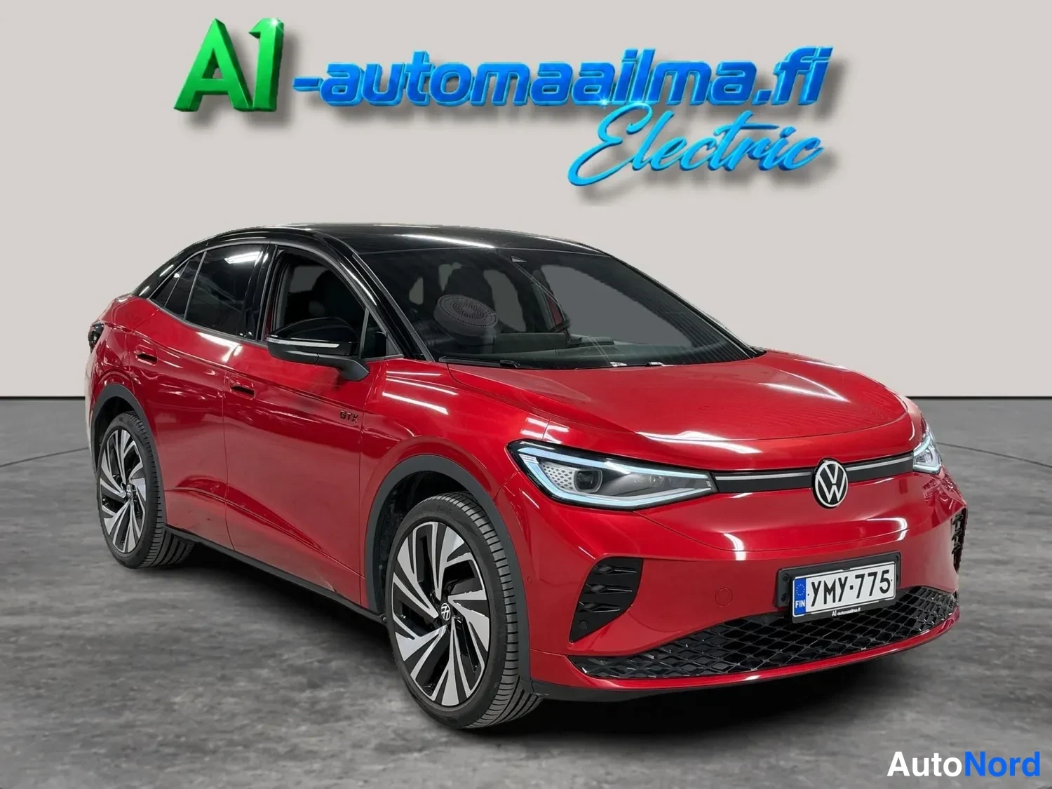 Etuviisto, nokka oikealle: Punainen Volkswagen ID.5 etuosi oikealta, musta katto, rekisteri, studio tausta