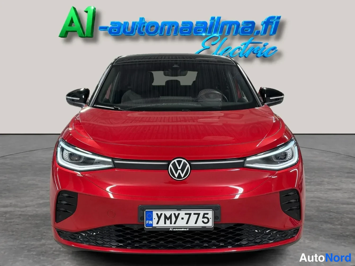 Edestä: Punainen Volkswagen ID.5, etunäkymä studiossa, rekisteritunnus, taustalla A1-automaaailma.fi Electric -logo.