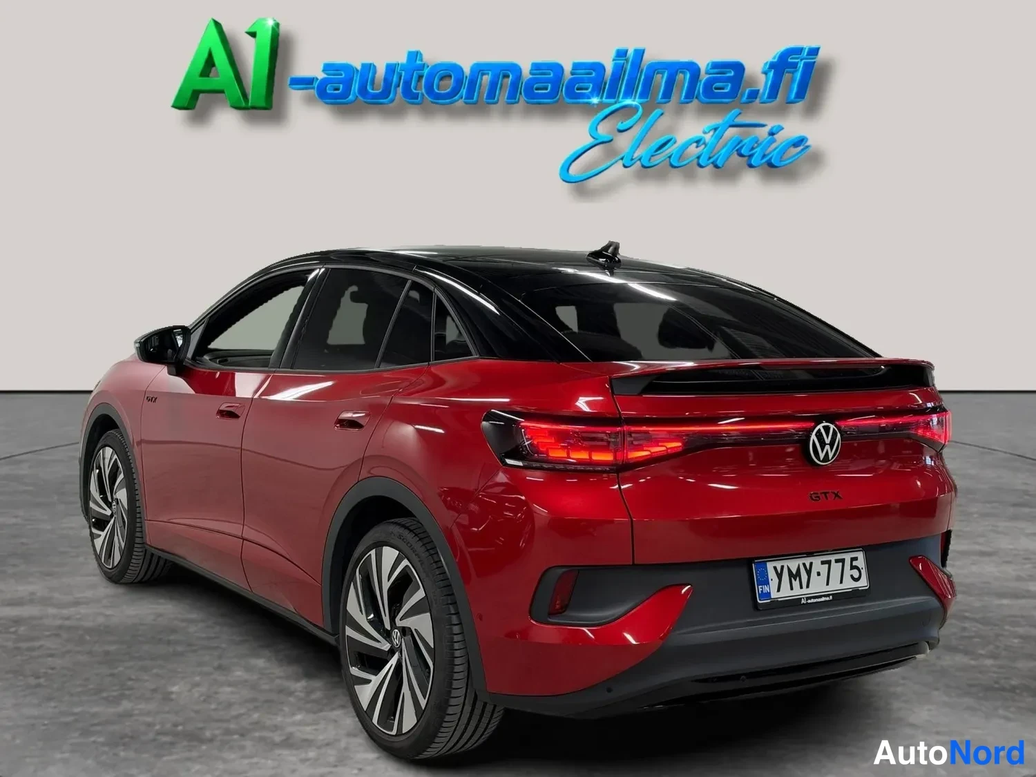 Takaviisto: Punaisen Volkswagen ID.5:n takaosa ja vasen sivu näkyvät kolmeneljäsosakulmassa, yhtenäiset takavalot ja GTX-teksti bootin kannessa.