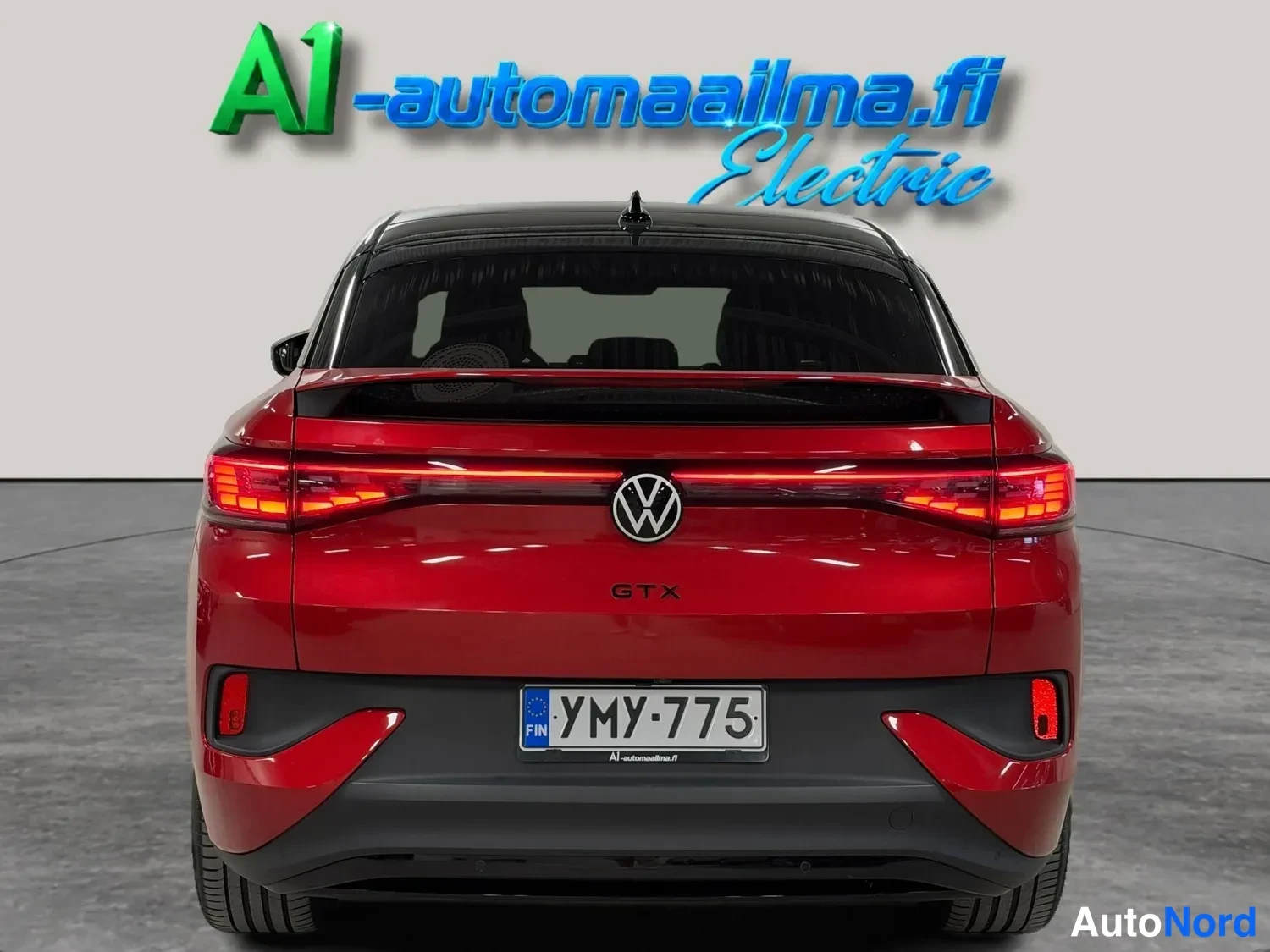 Takaa: Punaisen Volkswagenin takaosa kuvattuna suoraan takaa; rekisterikilpi, GTX-teksti ja yhteenvetovalot.