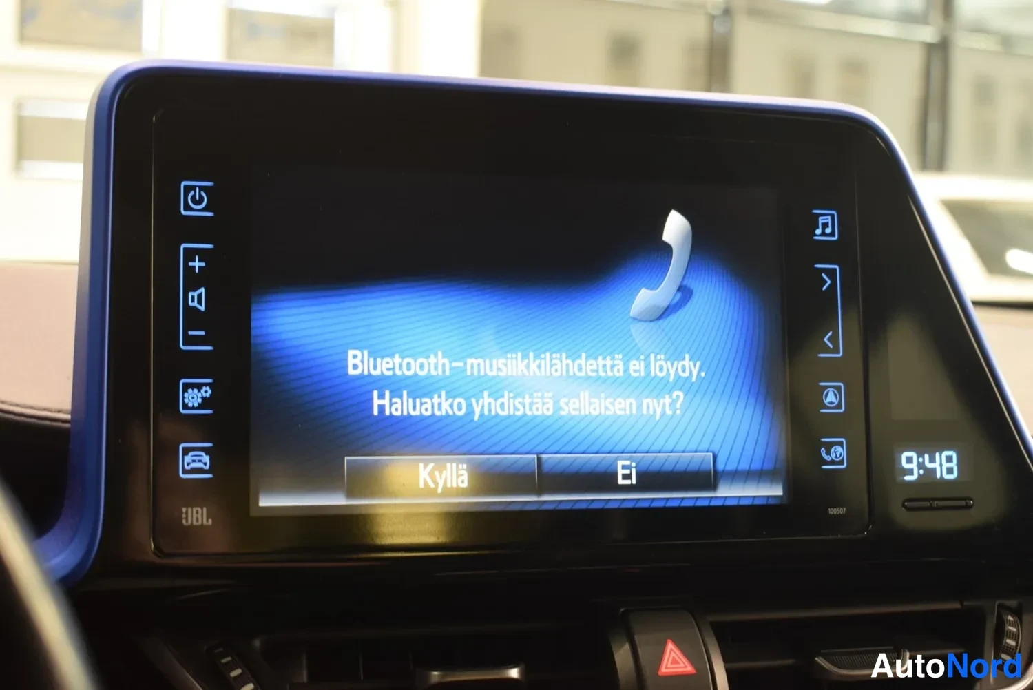 Muu: Infotainment-näytön Bluetooth-kytkentädialogi suomeksi; vaihtoehtoina Kyllä ja Ei, nurkassa kello 9:48.