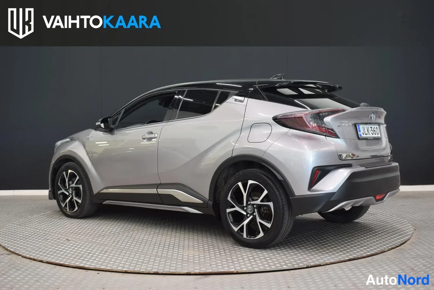 Takaviisto: Hopeanharmaa Toyota C-HR takaviistosta vasemmalta; musta kontrastikatto, takavalot, takakori ja rekisterikilpi näkyvissä.