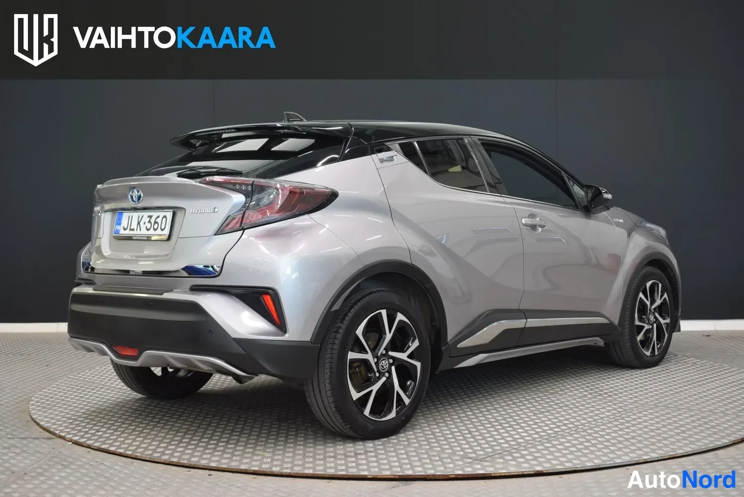 Takaviisto: Toyota C-HR:n takakulma metallinhohtoisena, rekisterikilpi ja HYBRID-merkintä näkyvissä.