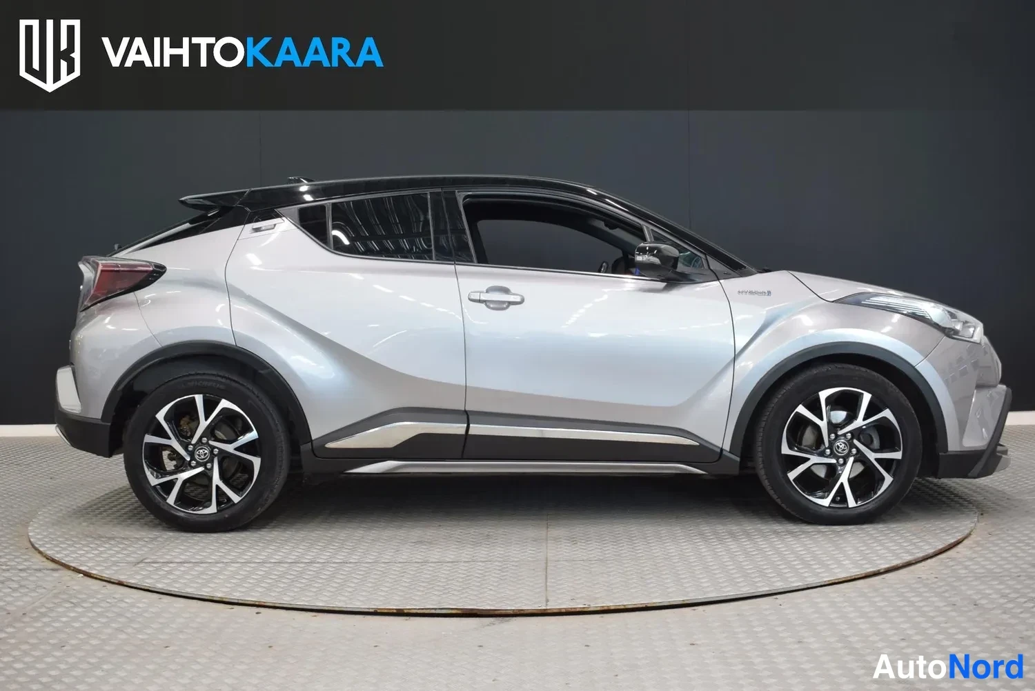 Sivulta: Toyota C-HR 1.8 Hybrid Premium Business Aut 2017 – profilikuva, hopeinen koripinta ja kaksivärinen musta katto.