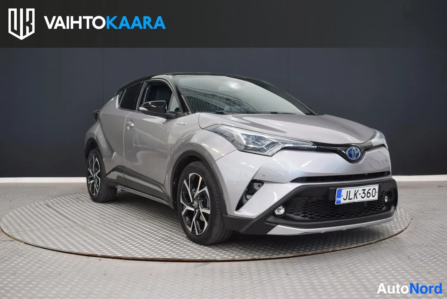 Etuviisto, nokka oikealle: Toyota C-HR -henkilöauto hopeanväräisenä etukulmakuvassa studiotaustaa vasten