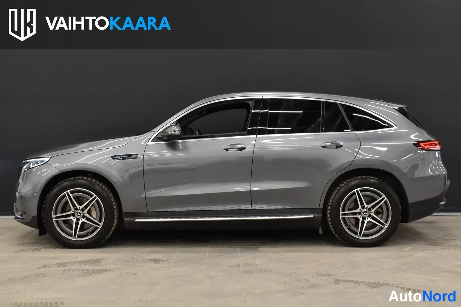 Sivulta: Mercedes-Benz EQC, harmaa, sivukuva vasemmalta; vasen kylki, pyörät ja ovitilat näkyvät.