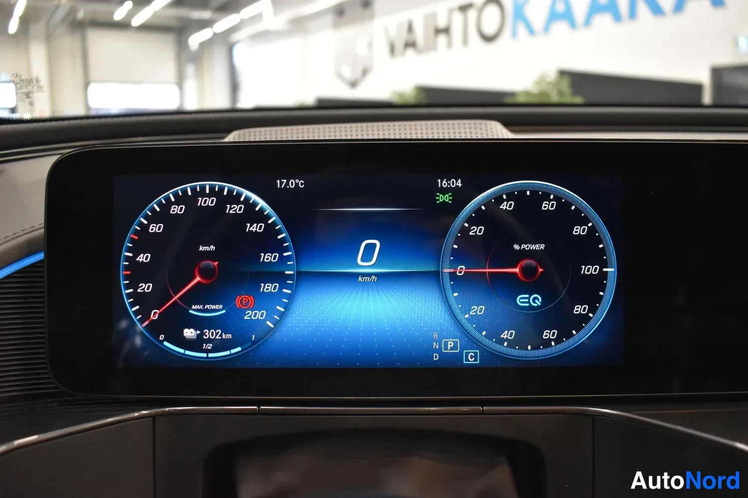 Edestä: Digitaalinen kuljettajan näyttö: nopeus 0 km/h, toimintamatka 302 km, tehomittari (% POWER) ja EQ-merkintä, vaihde P.