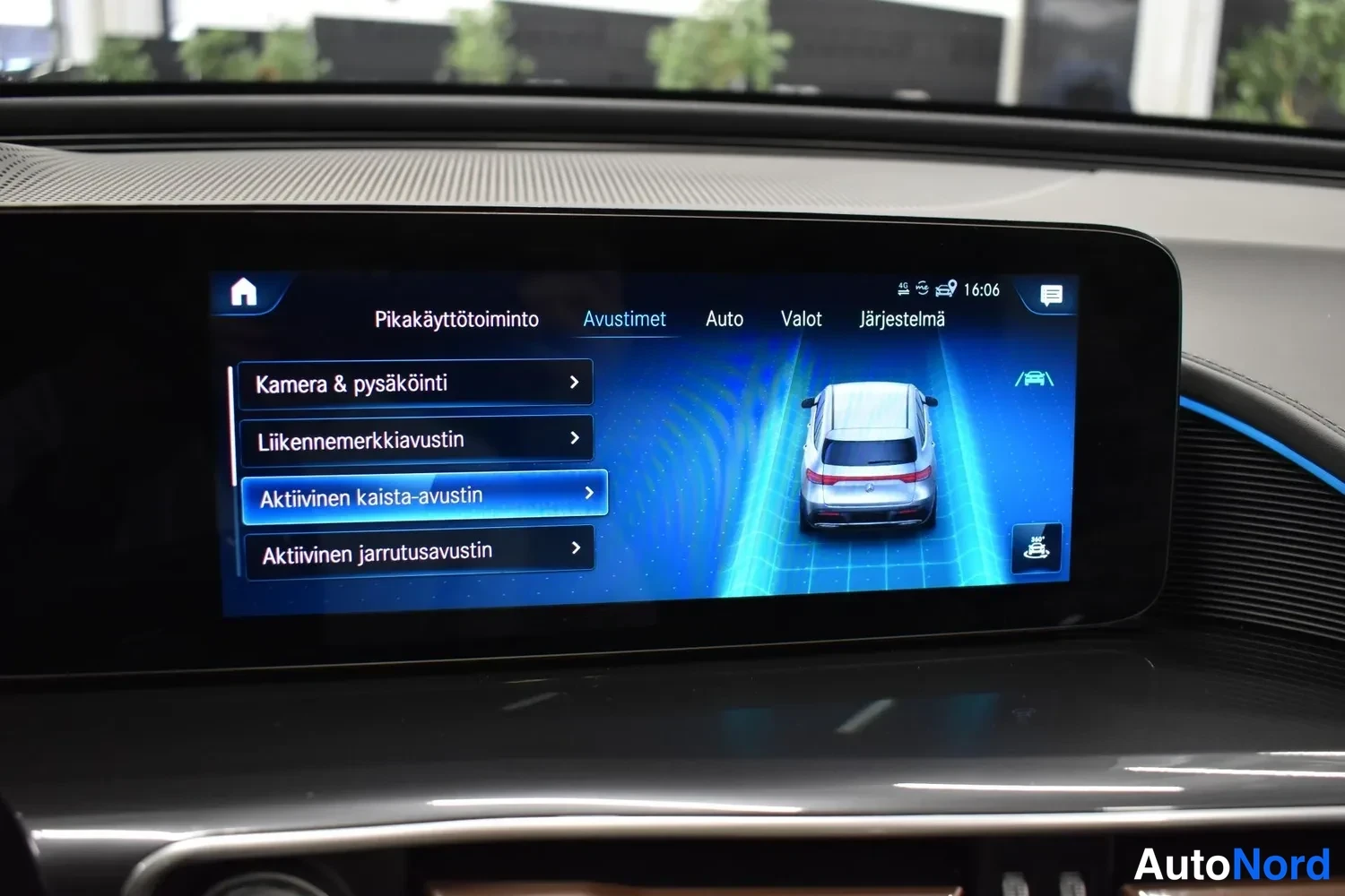 Yksityiskohta: Mercedes-Benzin infotainment-näyttö Avustimet-valikossa, jossa on valittuna Aktiivinen kaista-avustin.