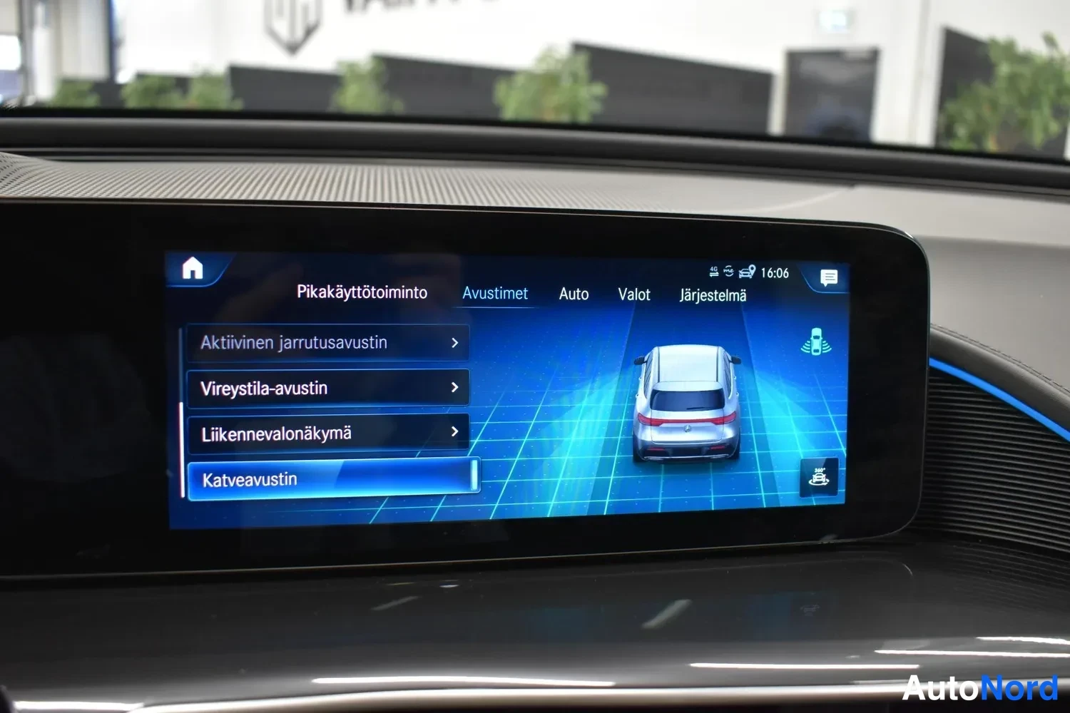 Yksityiskohta: Mercedes-Benzin infotainment-näyttö Avustimet-valikossa, jossa on valittuna Katveavustin.